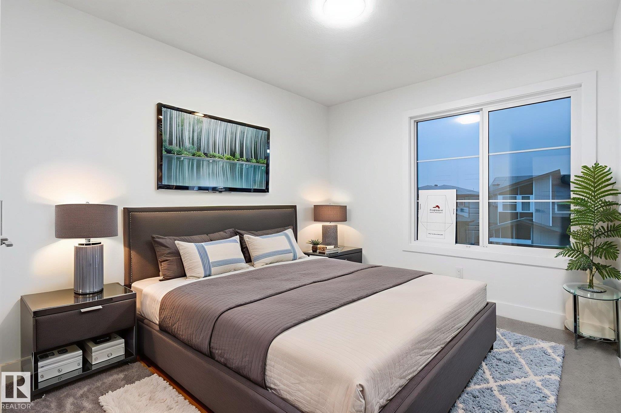 Carpeted bedroom featuring baseboards - 2532 210 Street, Edmonton, AB - Indoor Photo Showing Bedroom