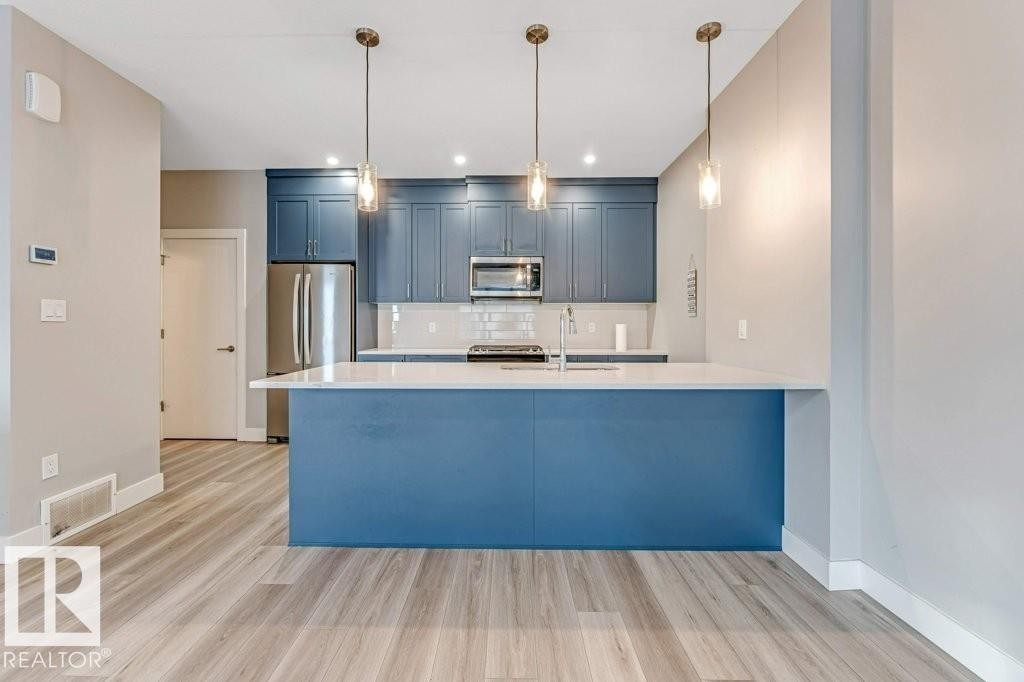 70 6905 25 Avenue Sw, Edmonton, AB - Indoor Photo Showing Kitchen With Upgraded Kitchen