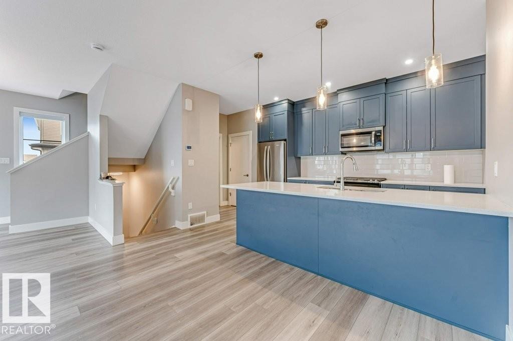 70 6905 25 Avenue Sw, Edmonton, AB - Indoor Photo Showing Kitchen With Upgraded Kitchen