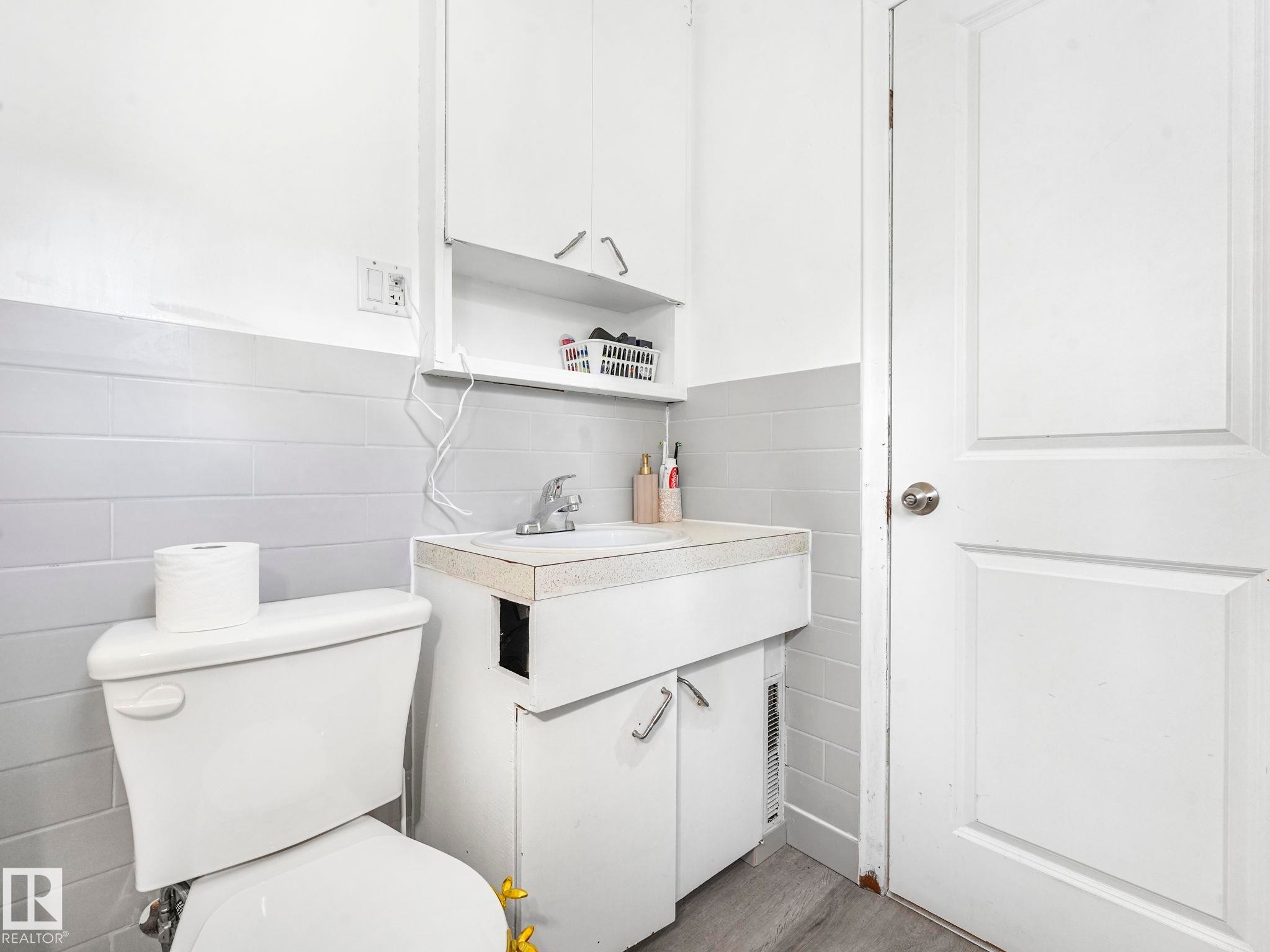 11532 88 Street, Edmonton, AB - Indoor Photo Showing Bathroom