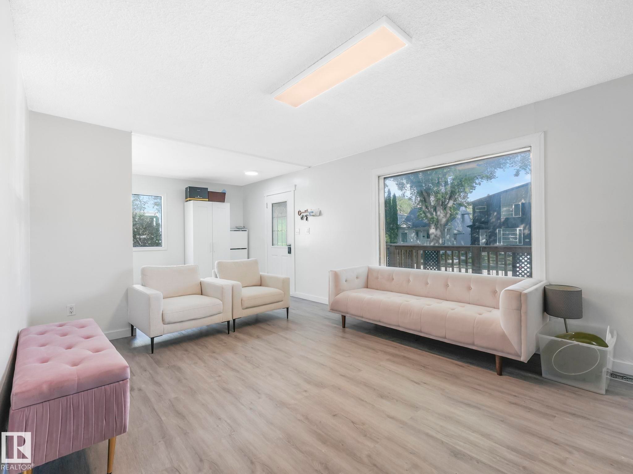 11532 88 Street, Edmonton, AB - Indoor Photo Showing Living Room