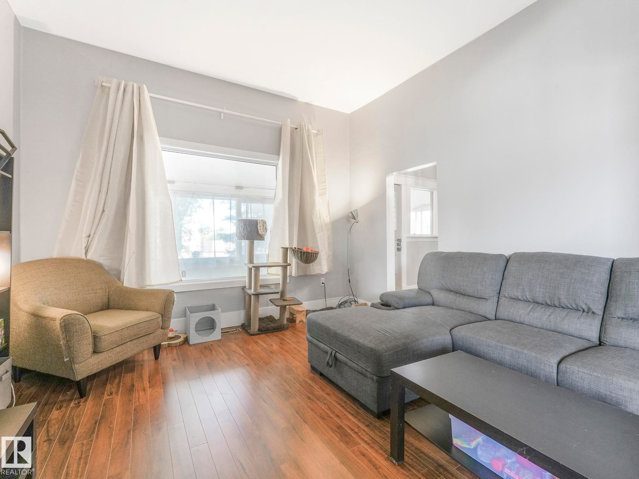11408 81 Street, Edmonton, AB - Indoor Photo Showing Living Room