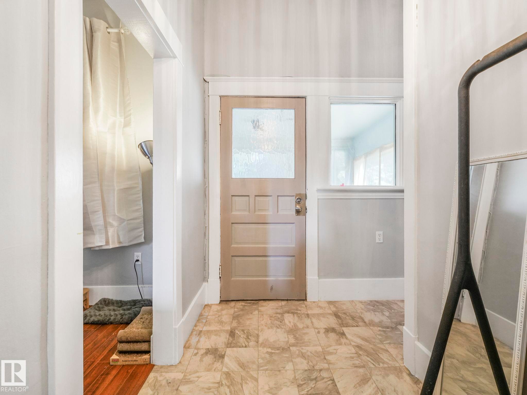 11408 81 Street, Edmonton, AB - Indoor