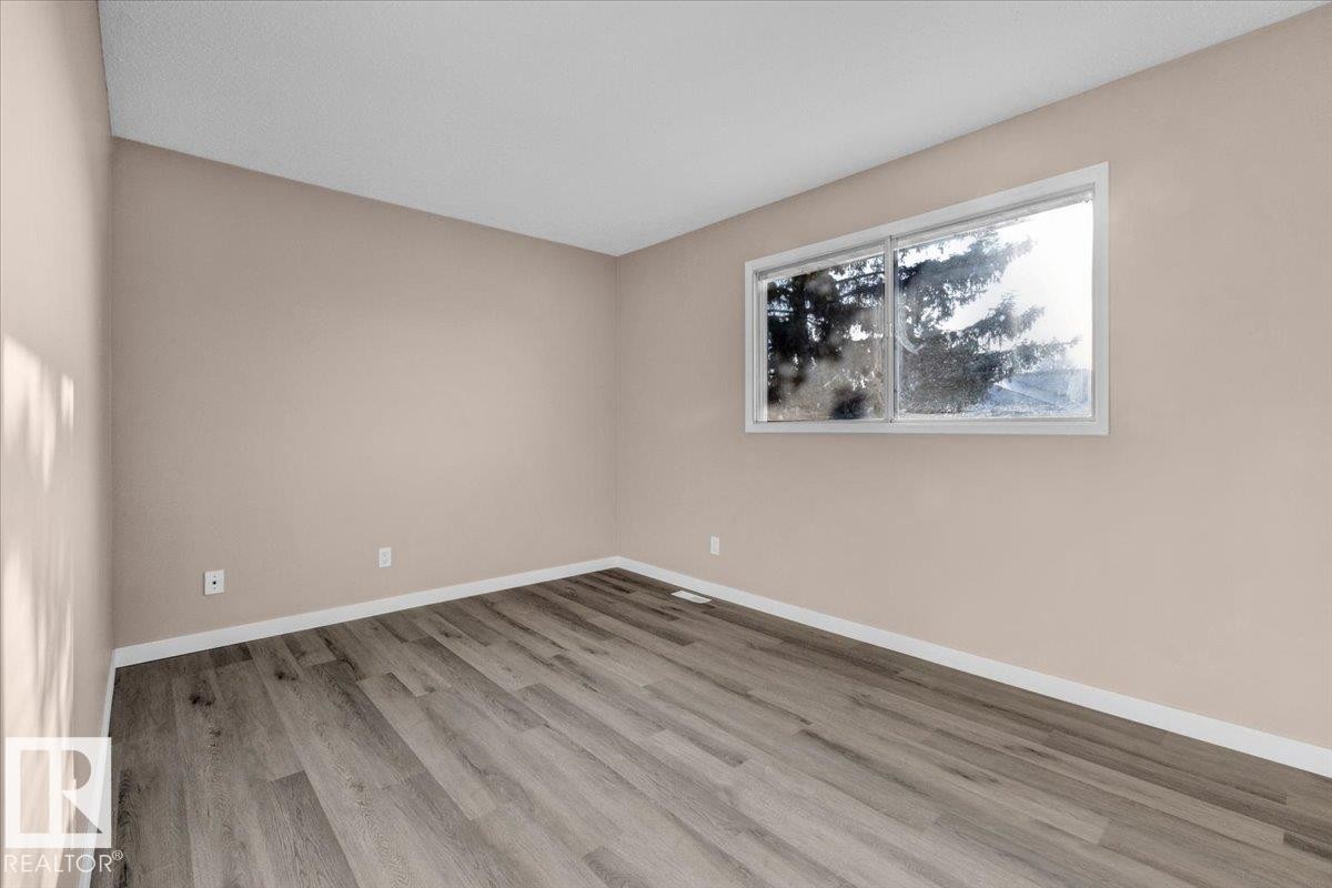 5512 38B Avenue, Edmonton, AB - Indoor Photo Showing Other Room