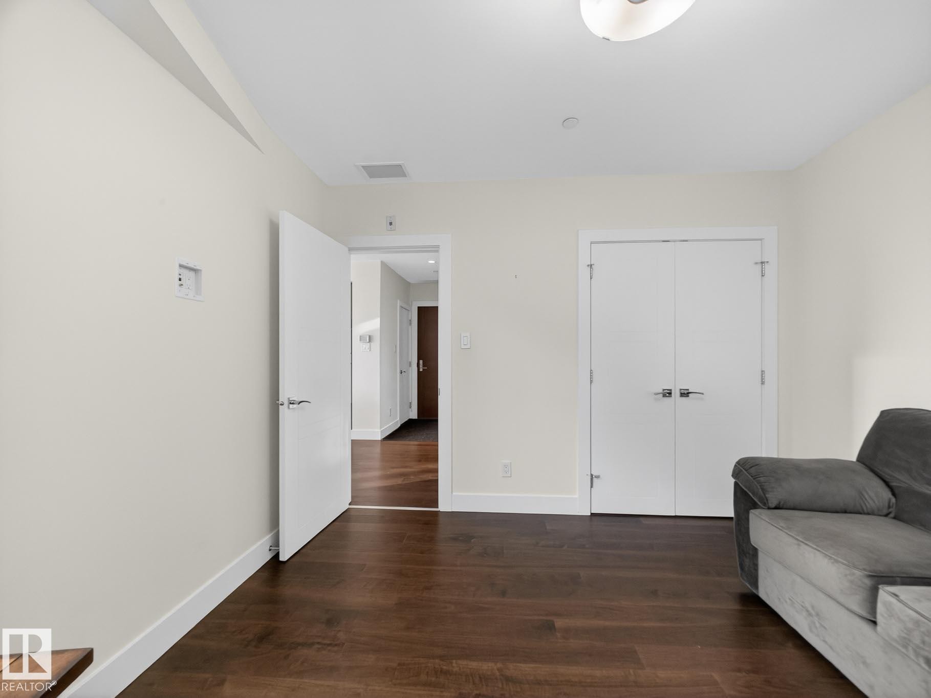 #902 11969 Jasper Av Nw, Edmonton, AB - Indoor