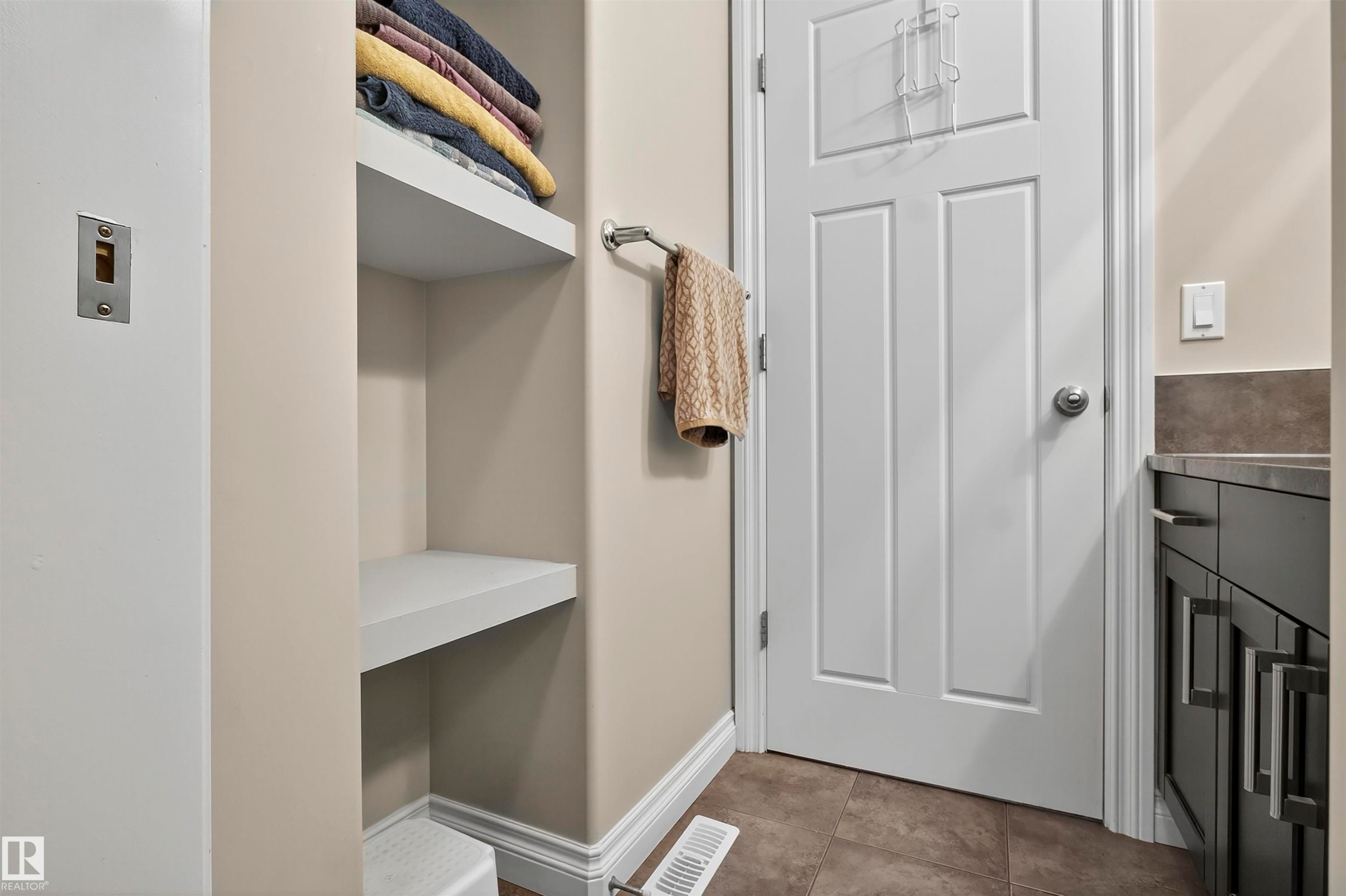 618 Adams Way Sw, Edmonton, AB - Indoor Photo Showing Other Room