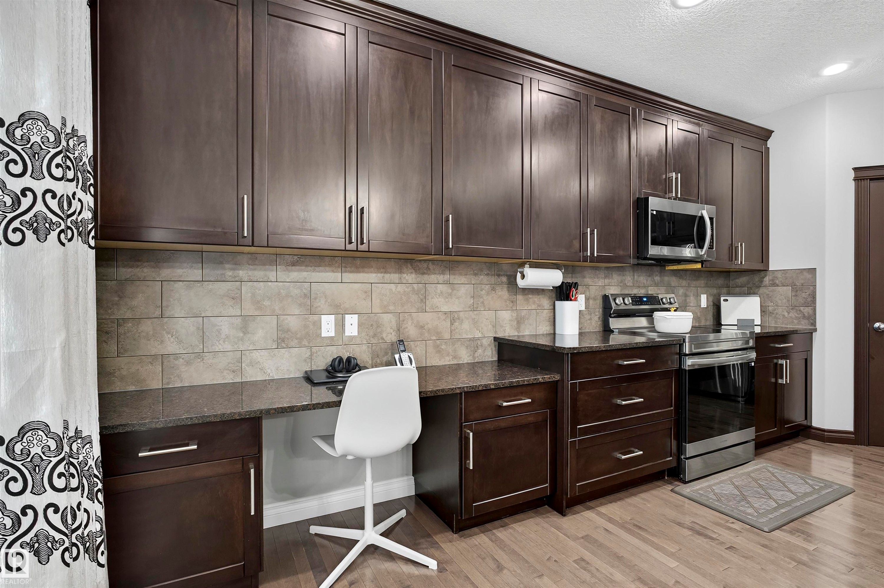 Extended Counter Space, Maple cabinetry - 618 Adams Way Sw, Edmonton, AB - Indoor Photo Showing Kitchen