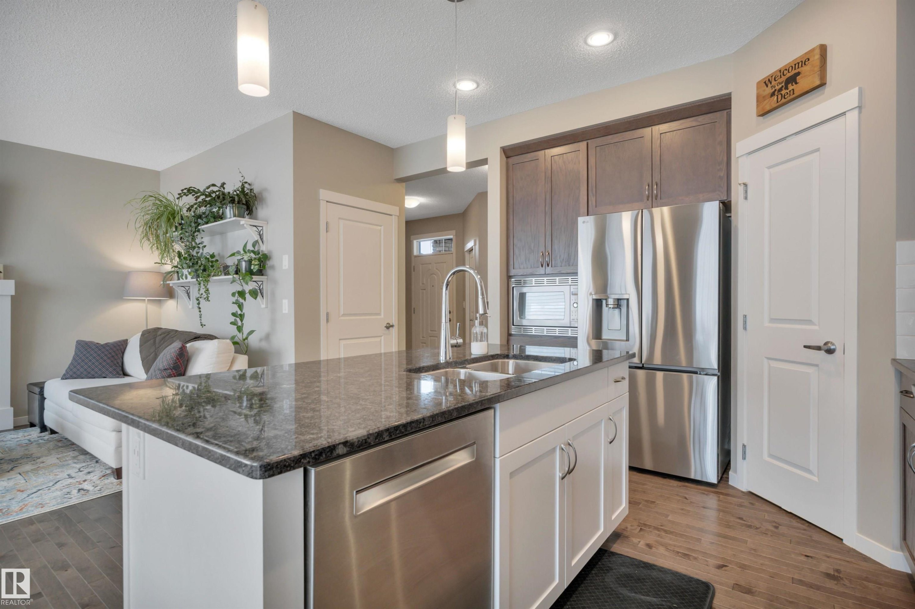 2394 Cassidy Way, Edmonton, AB - Indoor Photo Showing Kitchen With Double Sink With Upgraded Kitchen