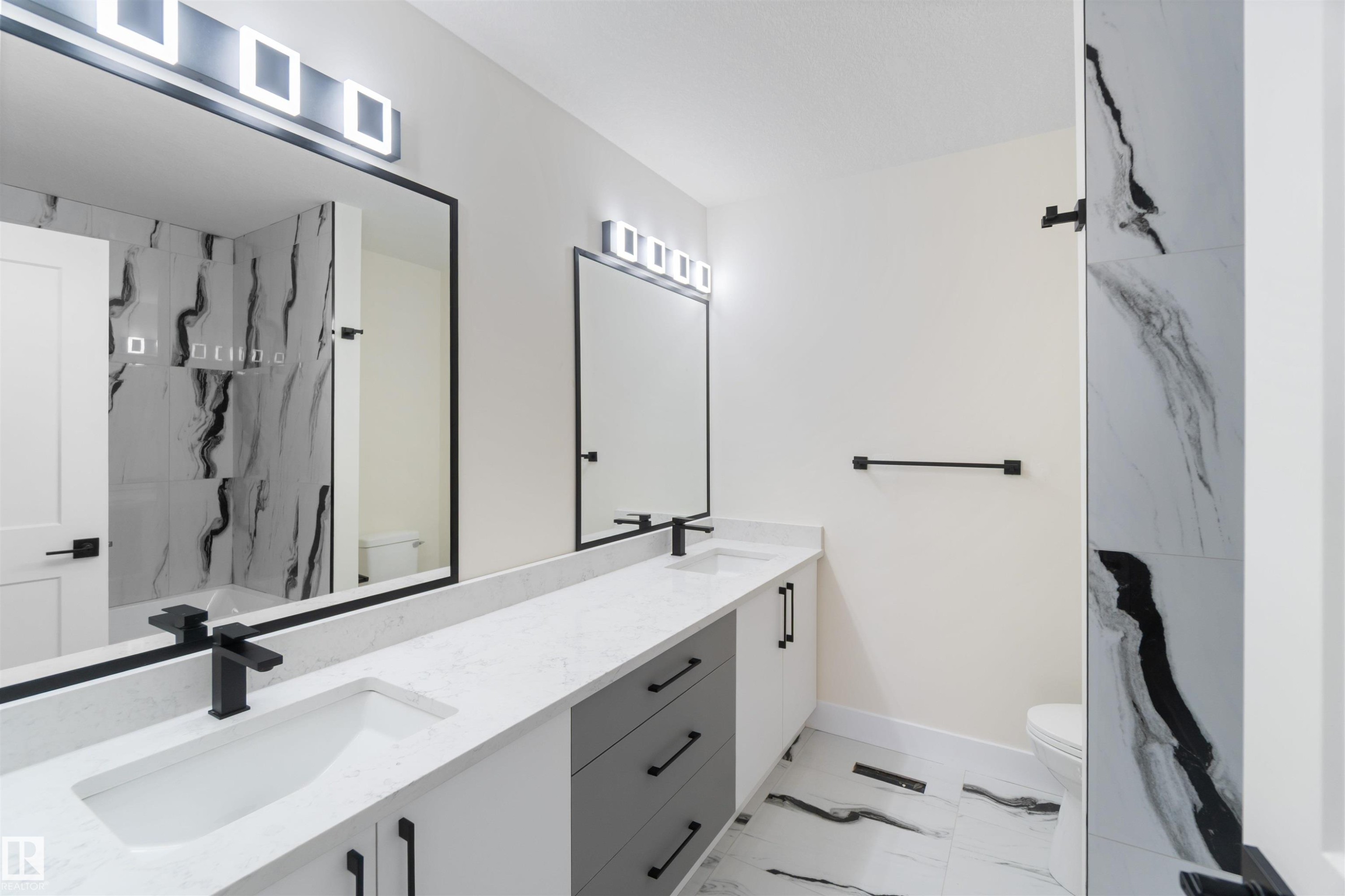 5 piece - 8319 81Ave, Edmonton, AB - Indoor Photo Showing Bathroom