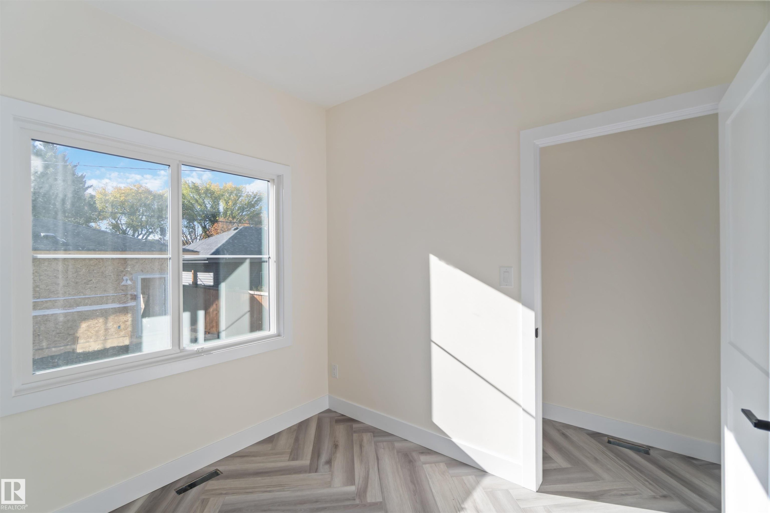 8319 81Ave, Edmonton, AB - Indoor Photo Showing Other Room