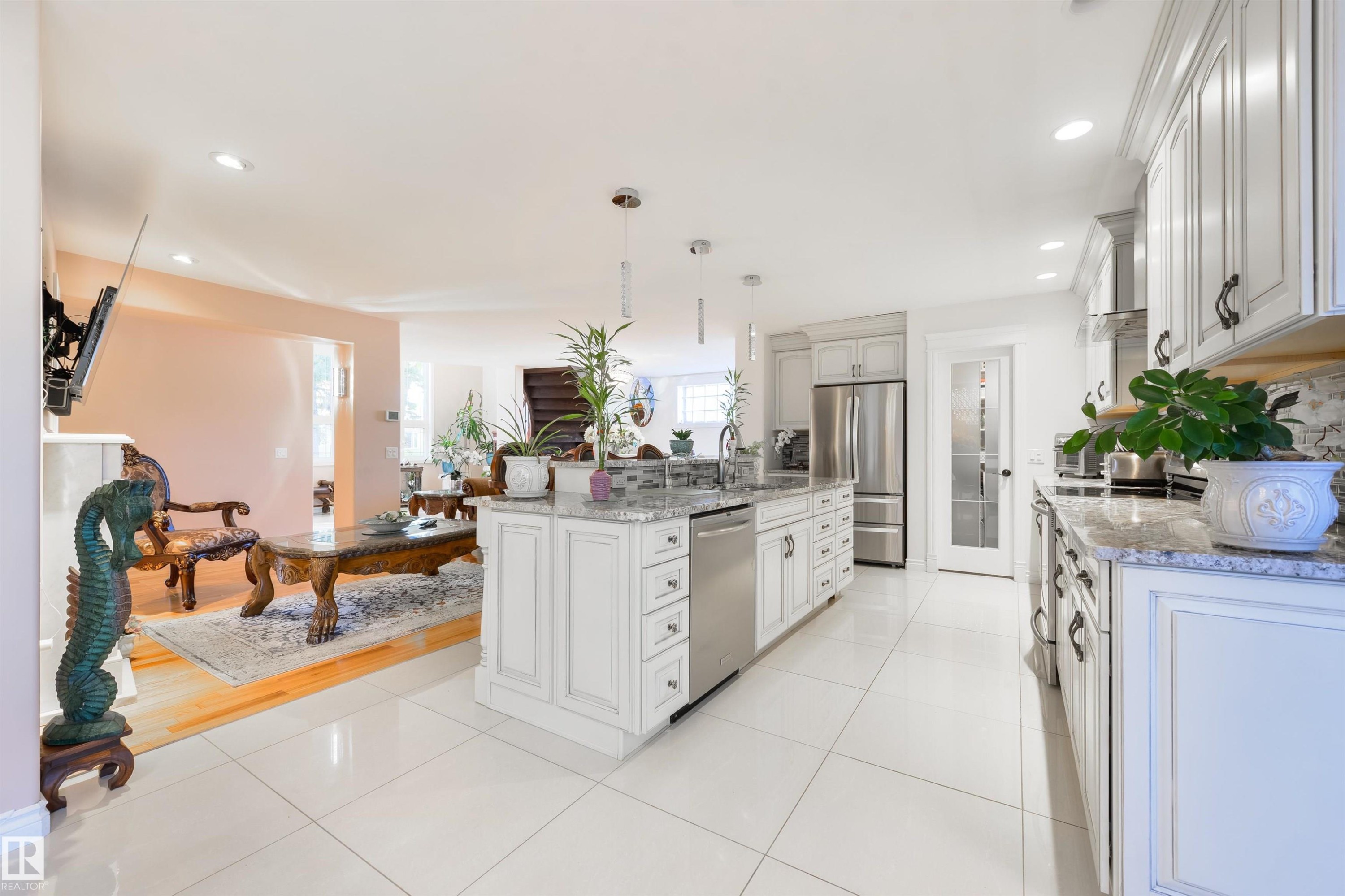 9720 65 Avenue, Edmonton, AB - Indoor Photo Showing Kitchen With Upgraded Kitchen