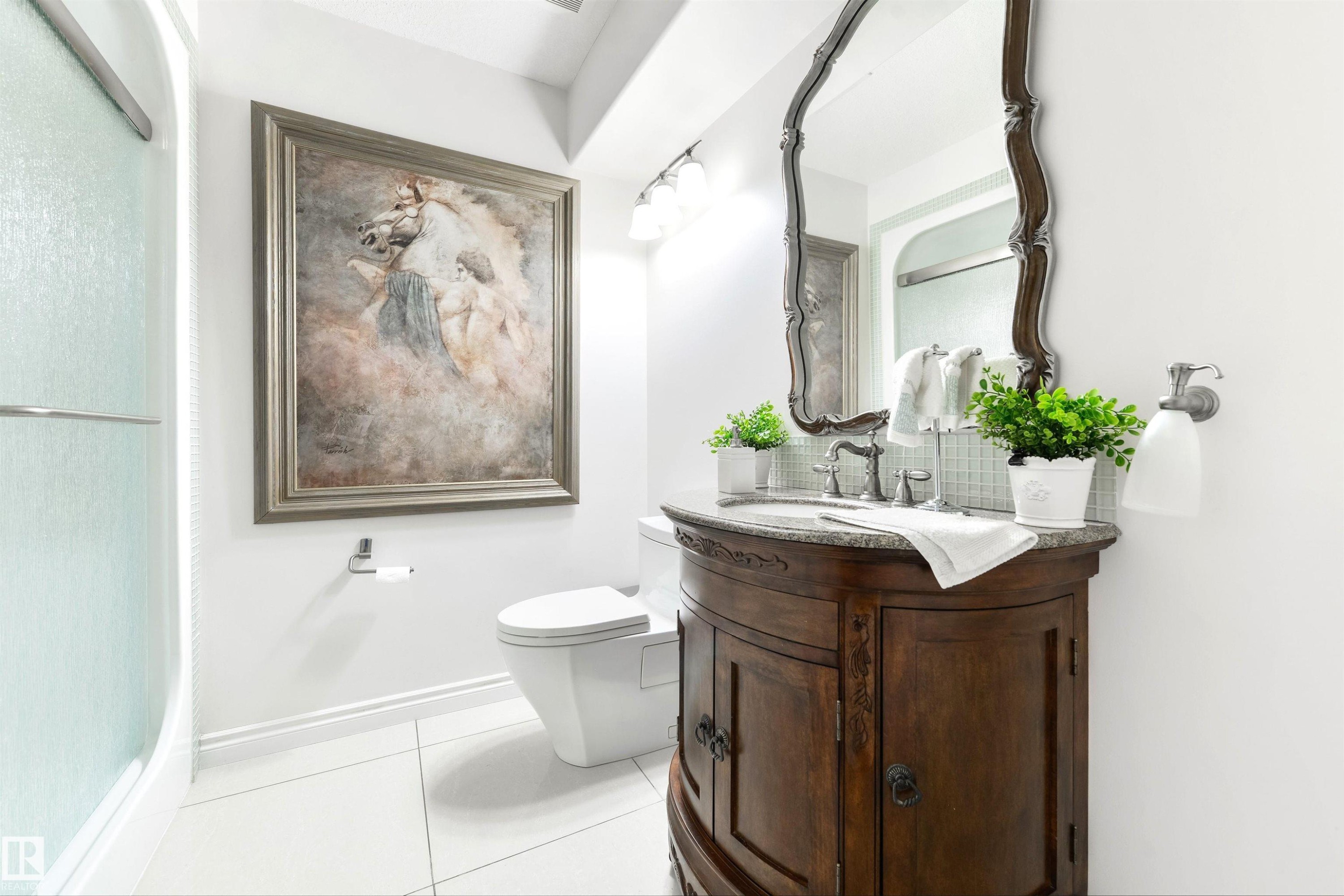 9720 65 Avenue, Edmonton, AB - Indoor Photo Showing Bathroom