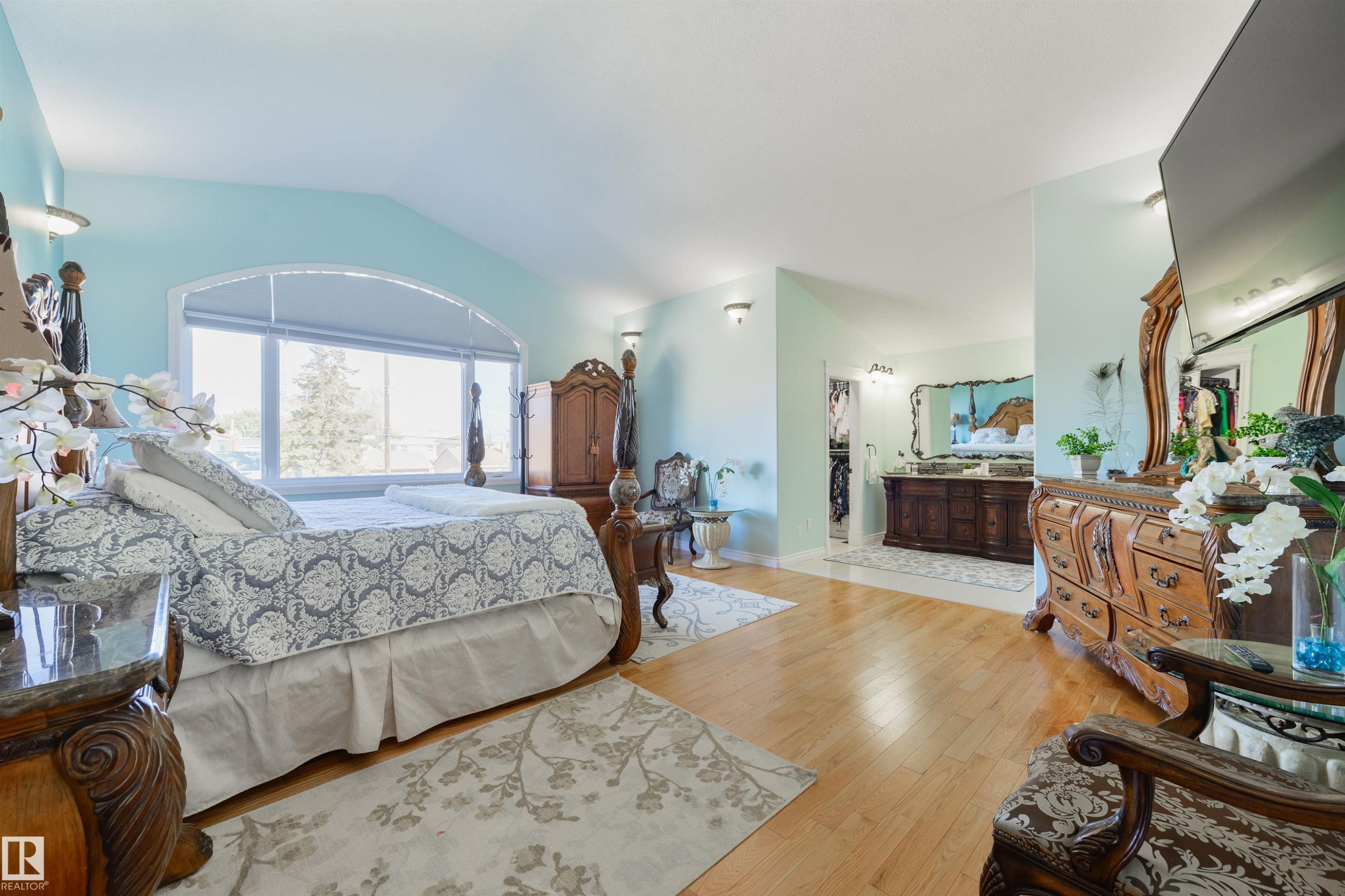 9720 65 Avenue, Edmonton, AB - Indoor Photo Showing Bedroom