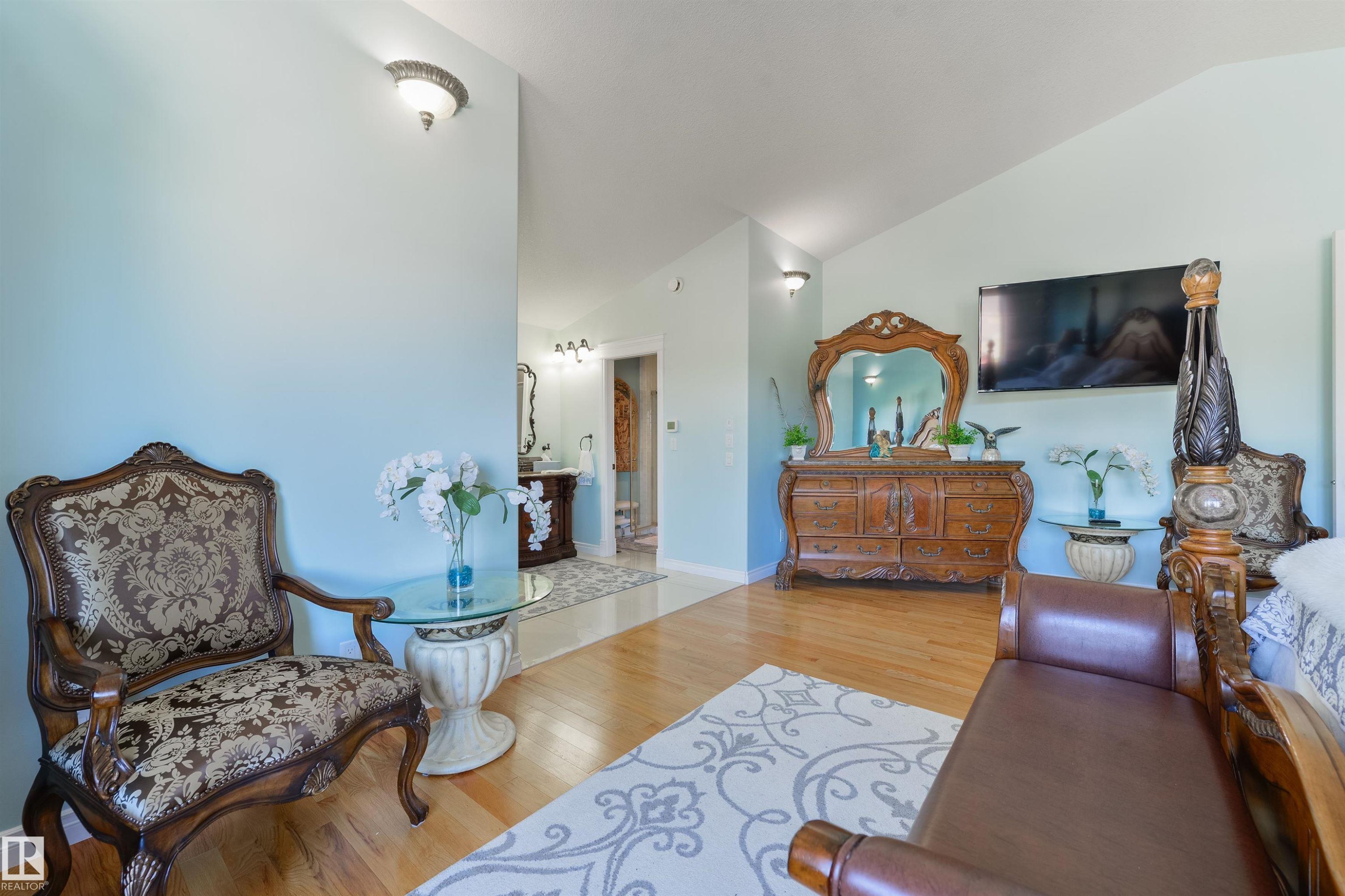 9720 65 Avenue, Edmonton, AB - Indoor Photo Showing Living Room