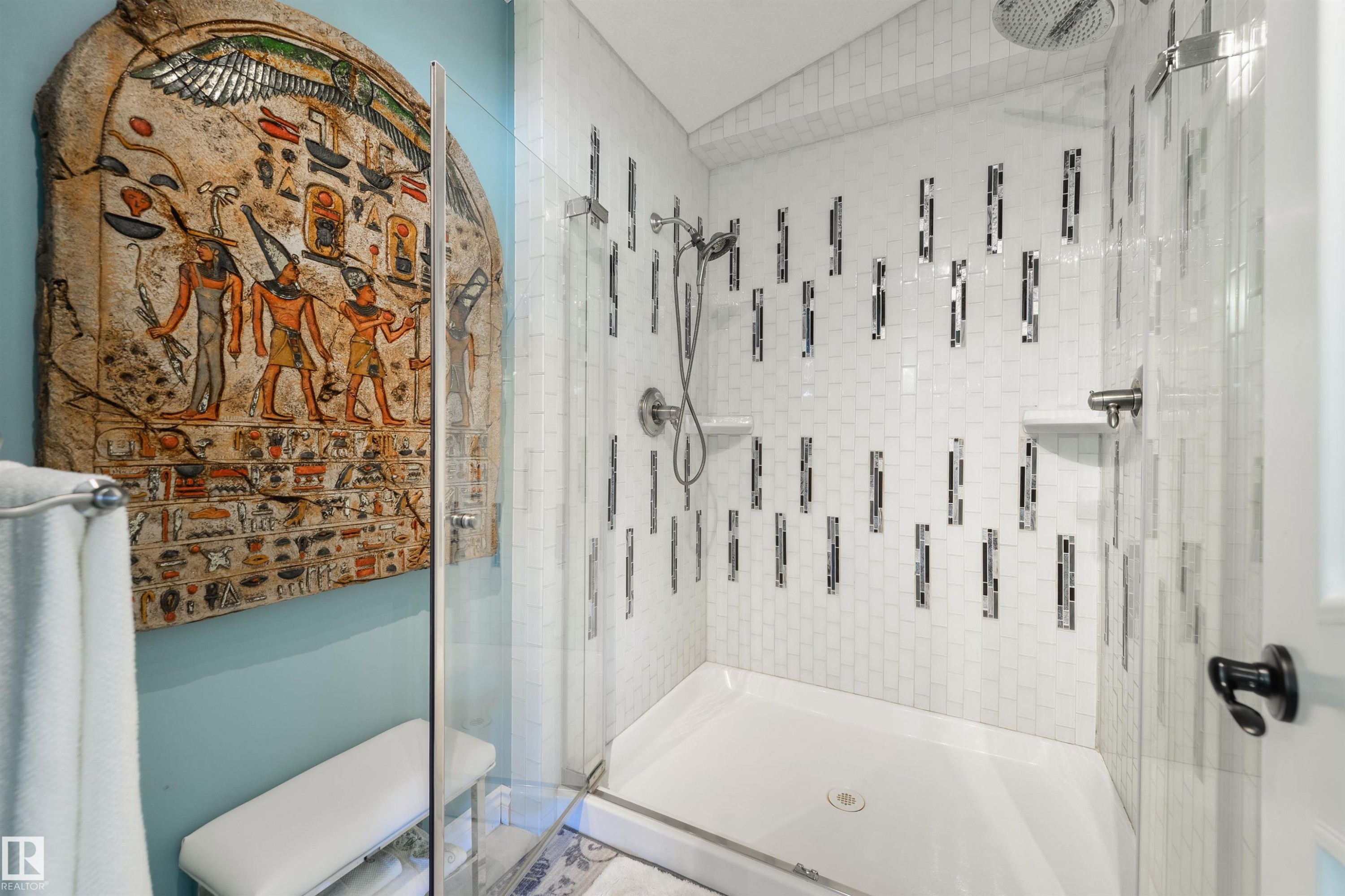 9720 65 Avenue, Edmonton, AB - Indoor Photo Showing Bathroom