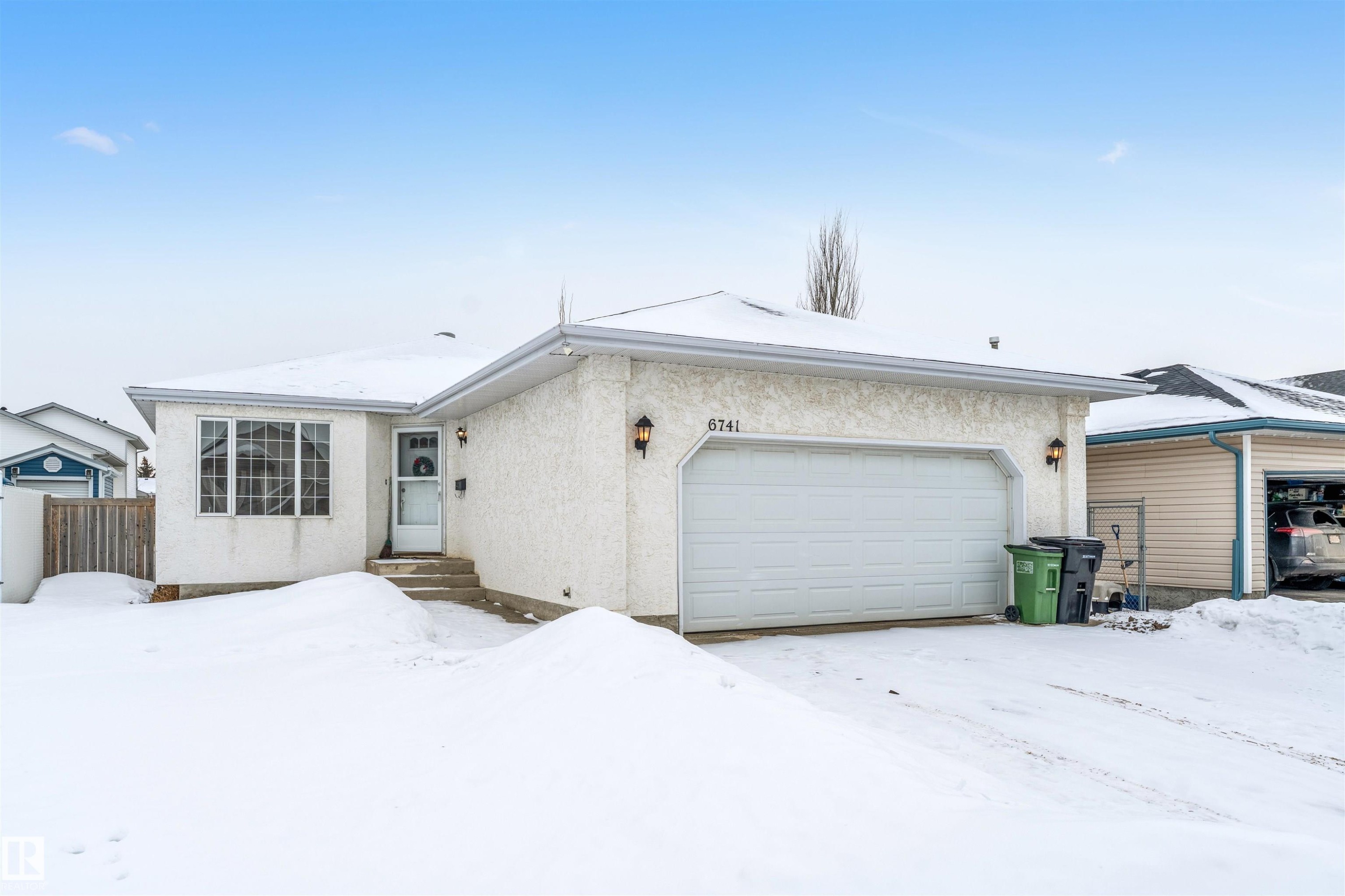Ranch-style home featuring stucco siding and an attached garage - 6741 162A Avenue, Edmonton, AB - Outdoor