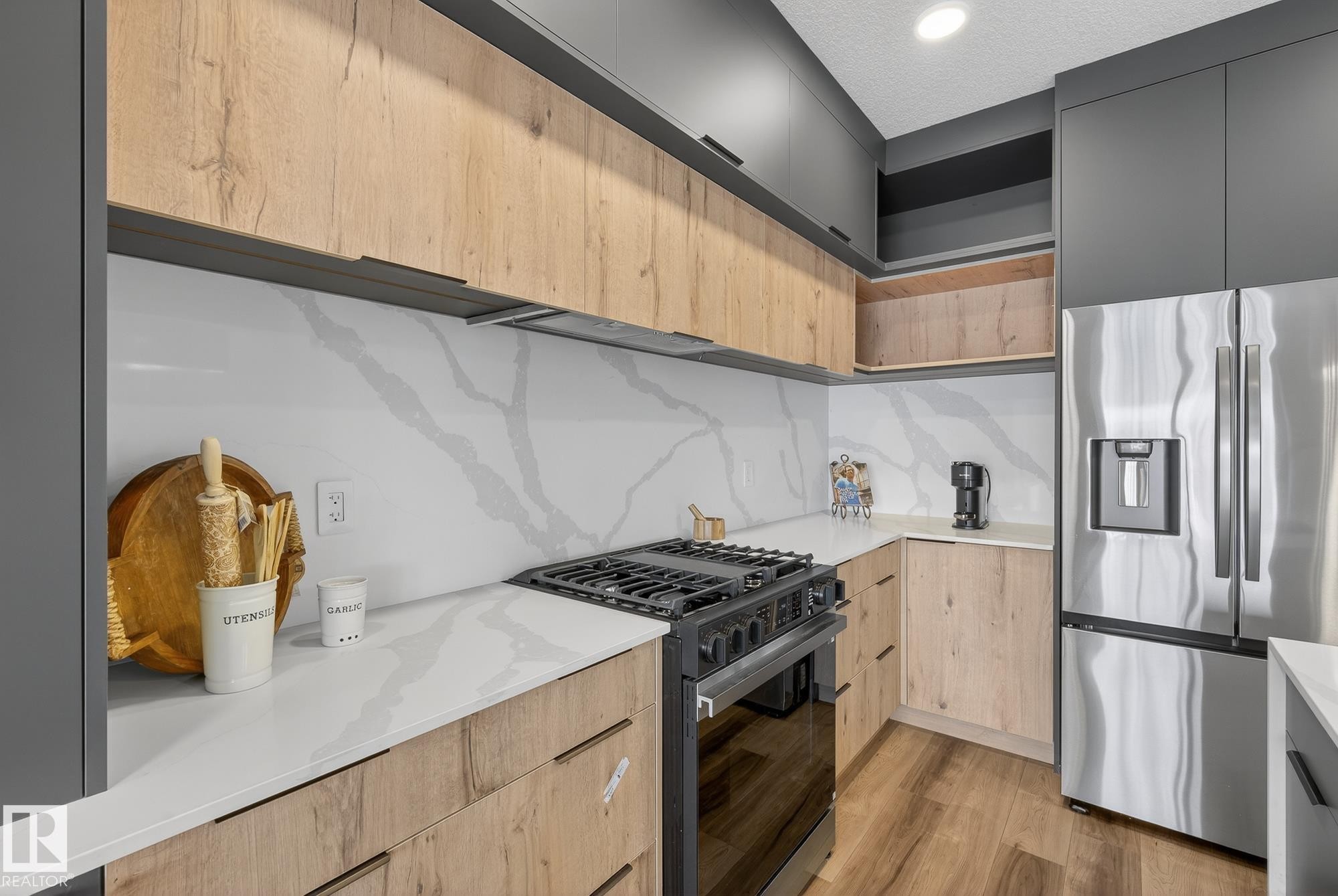 34 Eldridge Point(E), St. Albert, AB - Indoor Photo Showing Kitchen With Stainless Steel Kitchen With Upgraded Kitchen