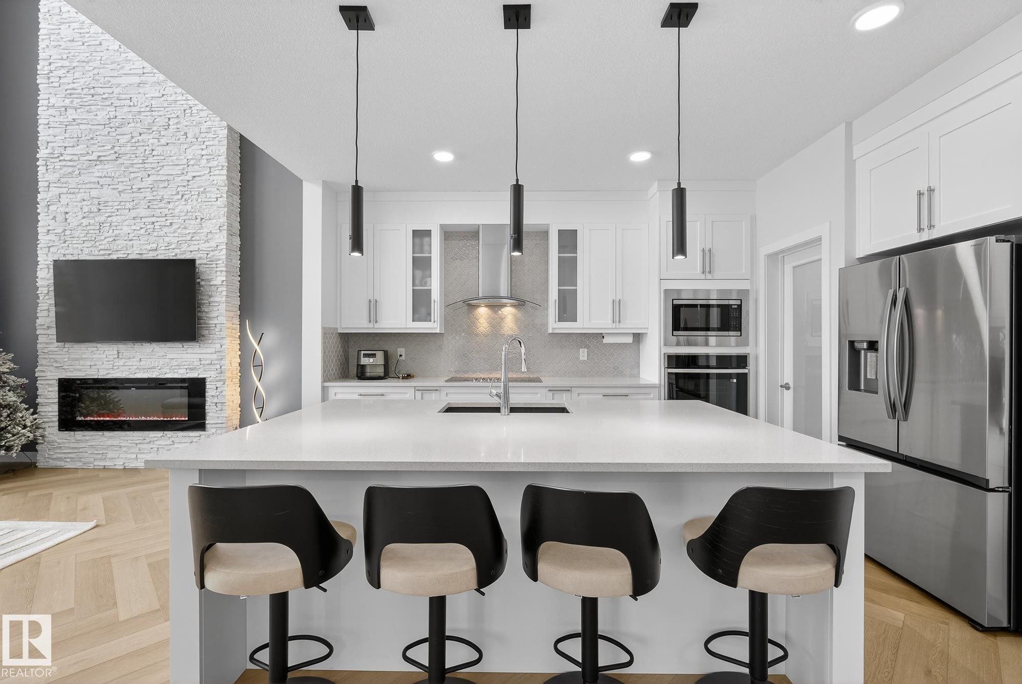 2017 Flycatcher Point(E), Edmonton, AB - Indoor Photo Showing Kitchen With Upgraded Kitchen