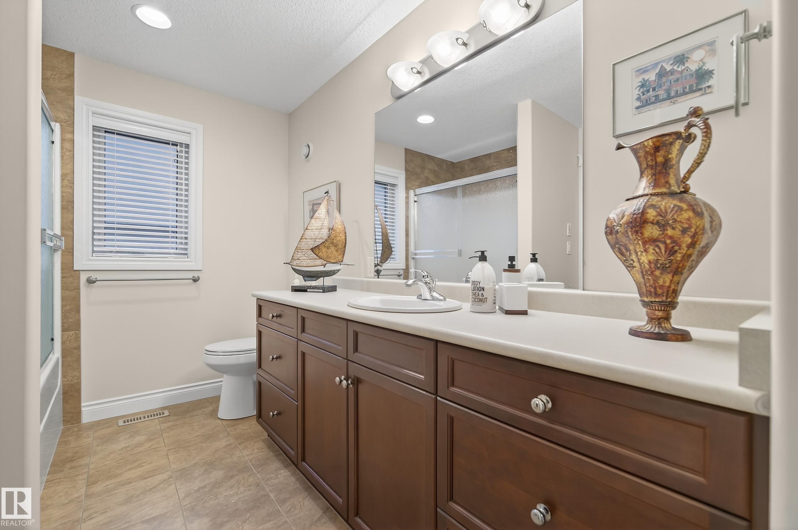10309 Villa Avenue, Edmonton, AB - Indoor Photo Showing Bathroom