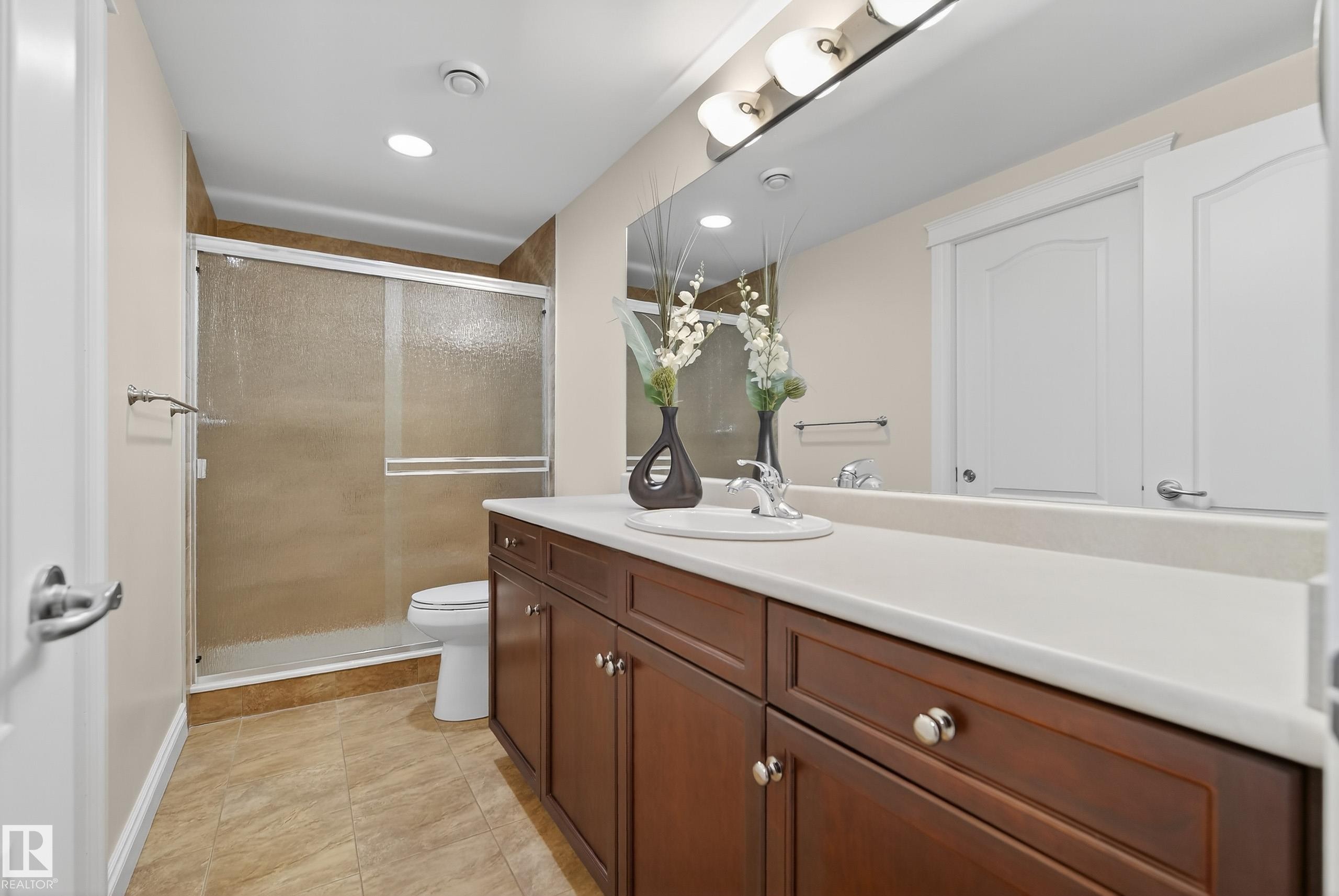 10309 Villa Avenue, Edmonton, AB - Indoor Photo Showing Bathroom