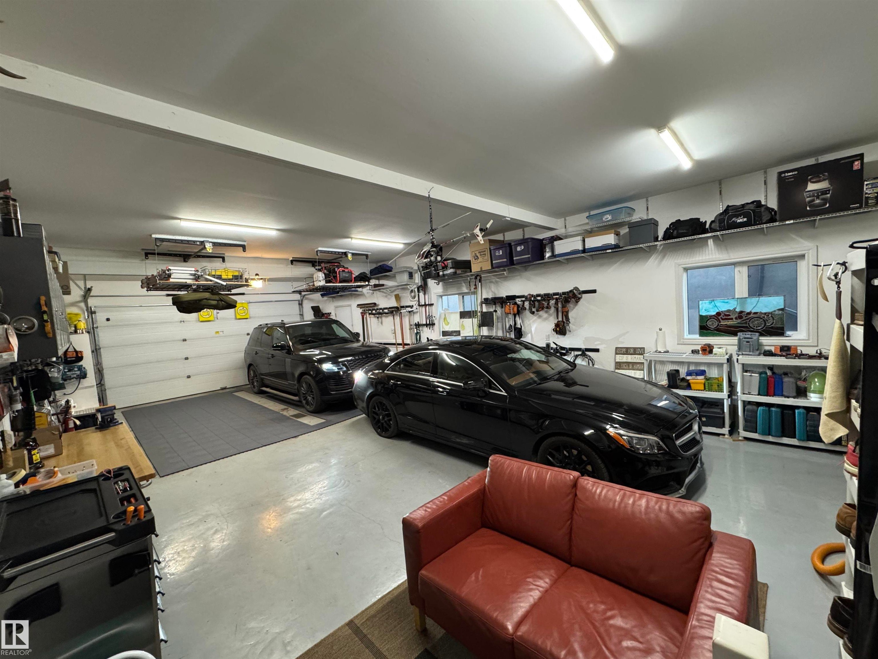 10309 Villa Avenue, Edmonton, AB - Indoor Photo Showing Garage