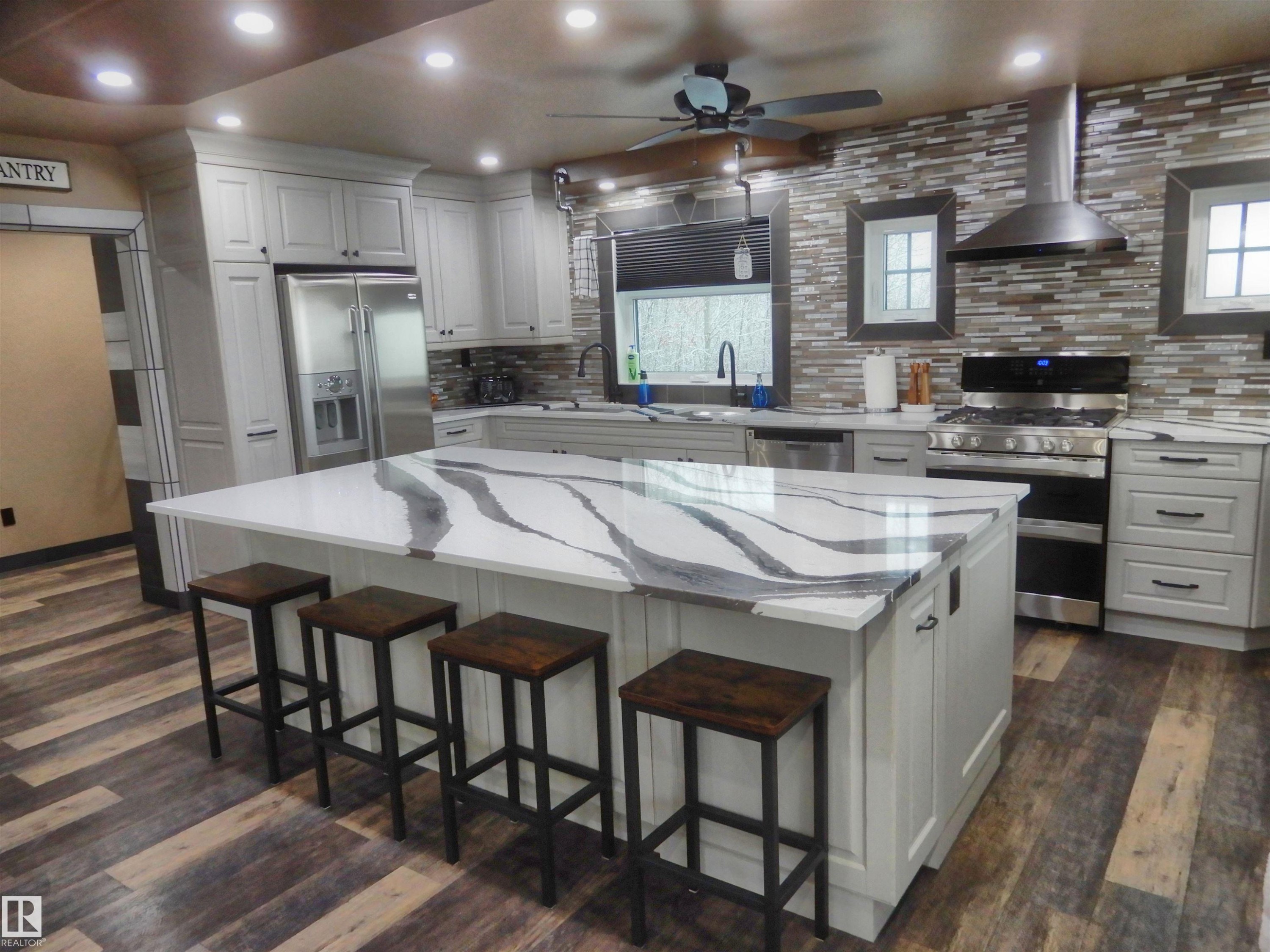 5208 Twp Road 505, Rural Parkland County, AB - Indoor Photo Showing Kitchen With Upgraded Kitchen