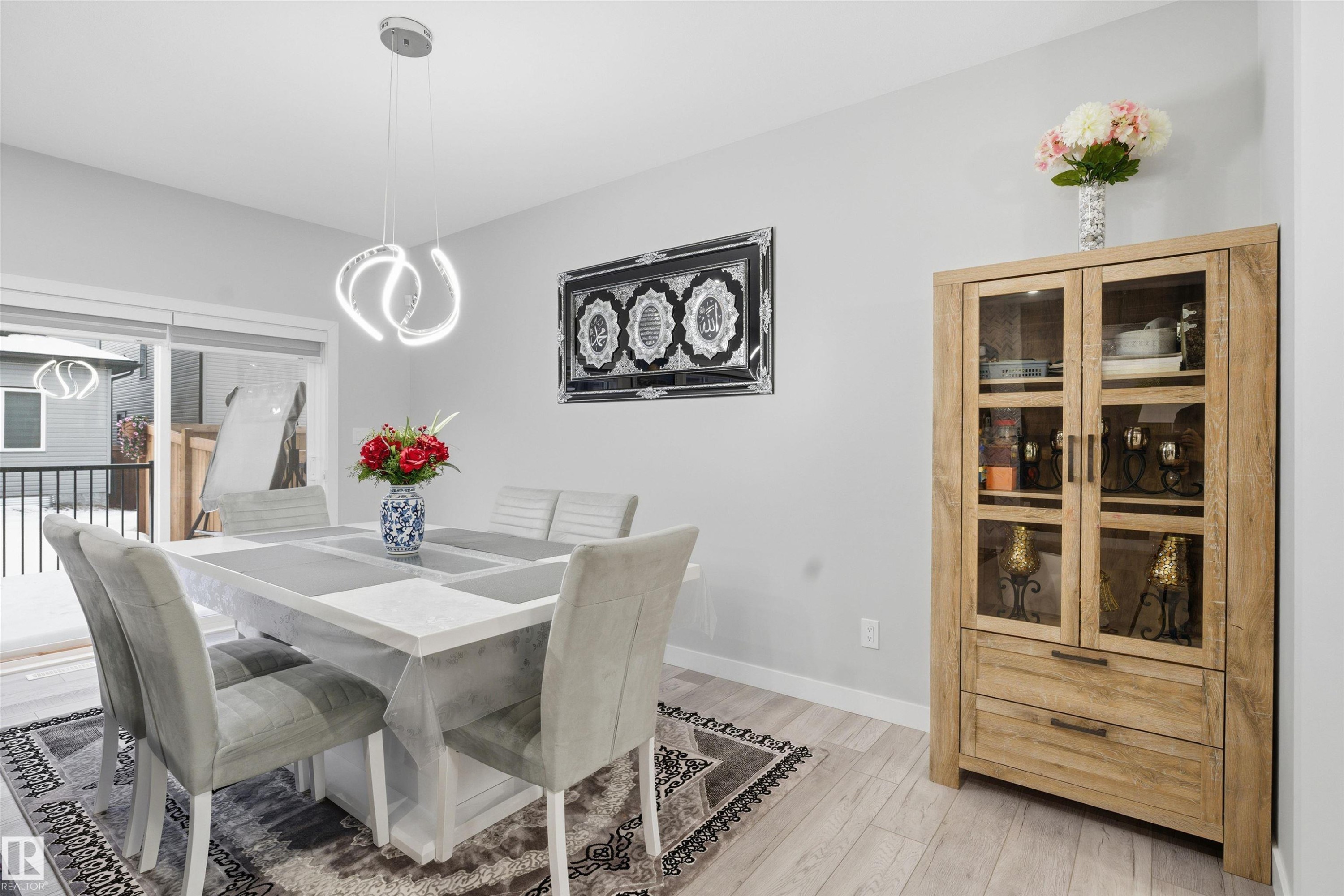Dining area with light wood-style flooring and baseboards - 452 Roberts Crescent, Leduc, AB - Indoor Photo Showing Dining Room