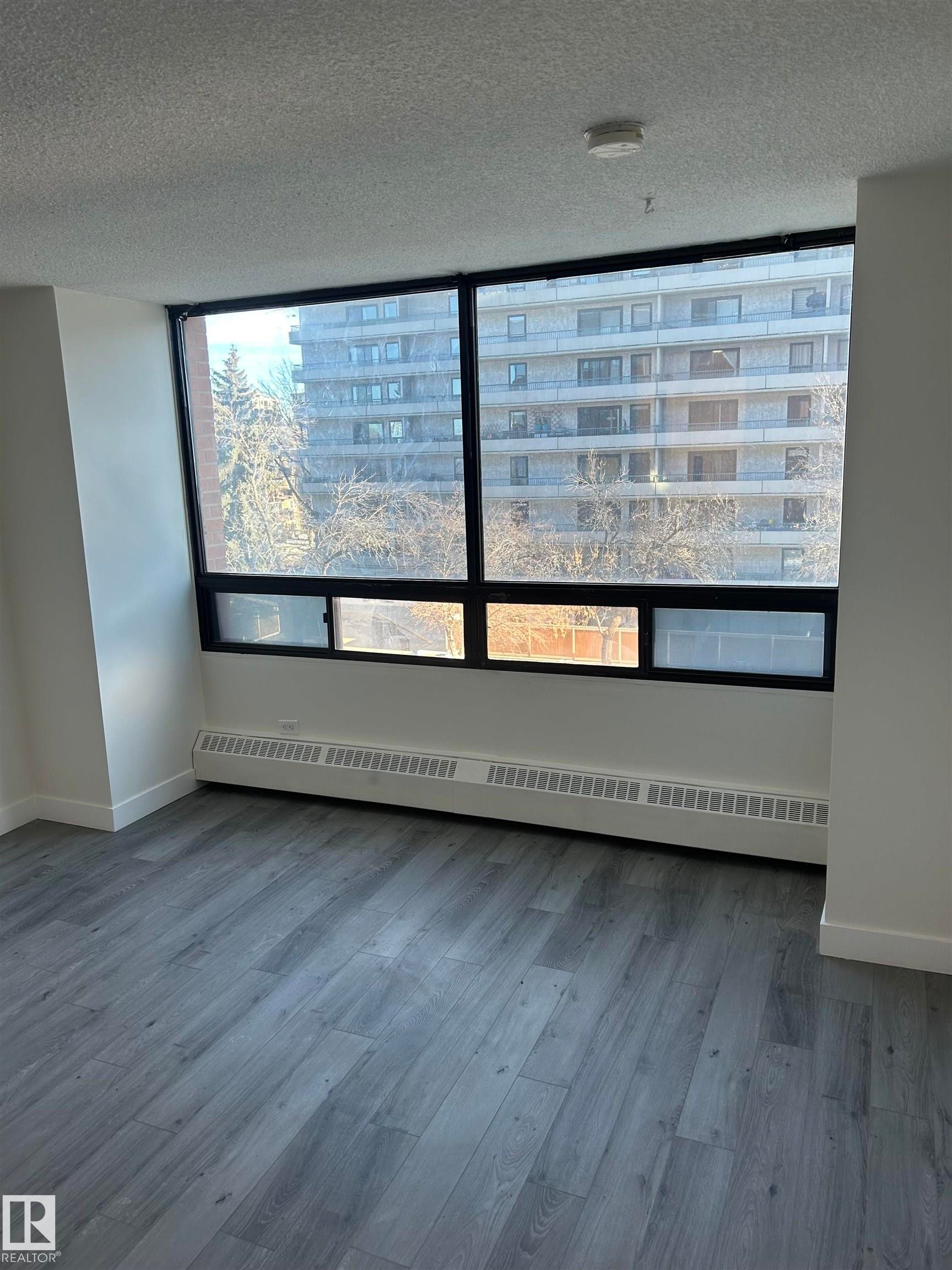 #422 10160 114 St Nw Nw, Edmonton, AB - Indoor Photo Showing Other Room