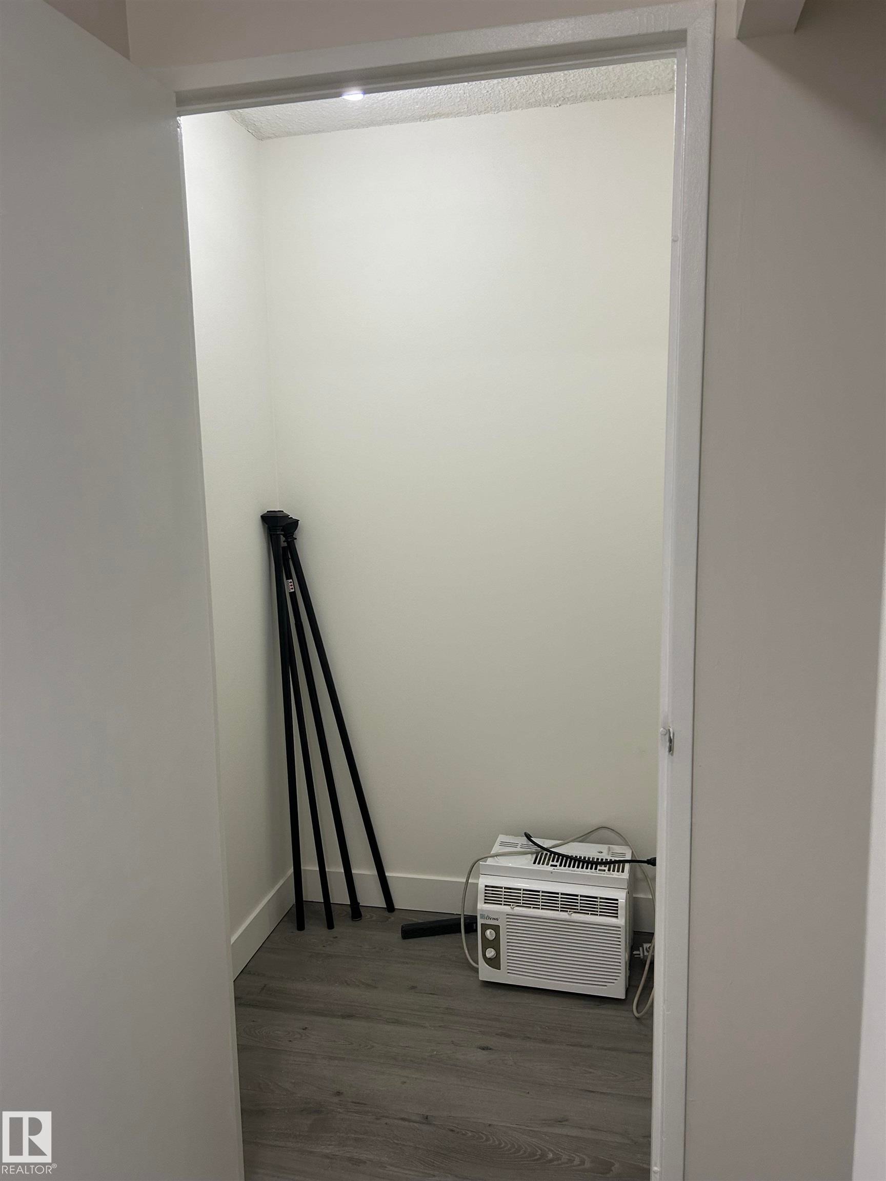 #422 10160 114 St Nw Nw, Edmonton, AB - Indoor Photo Showing Other Room
