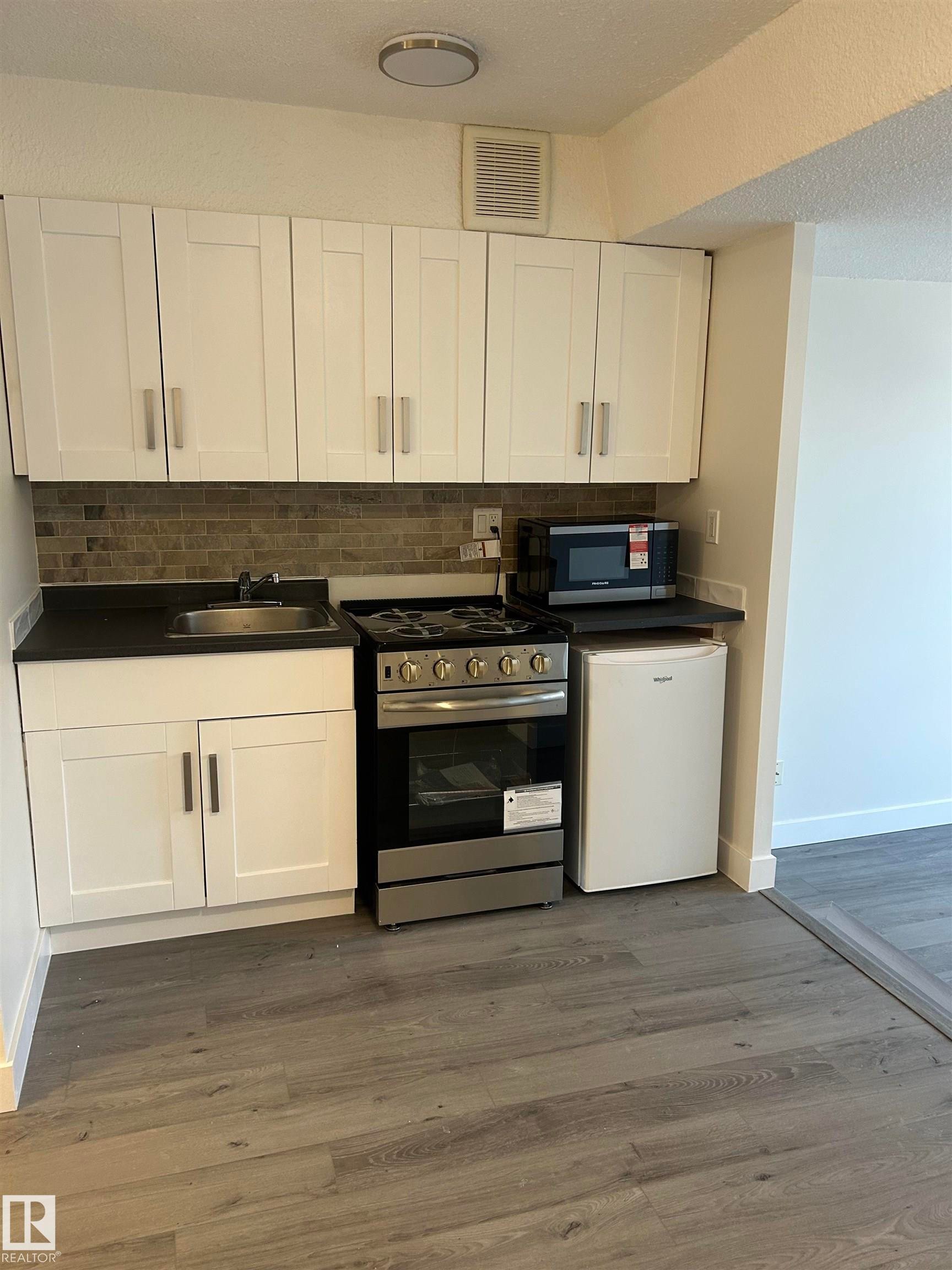 #422 10160 114 St Nw Nw, Edmonton, AB - Indoor Photo Showing Kitchen