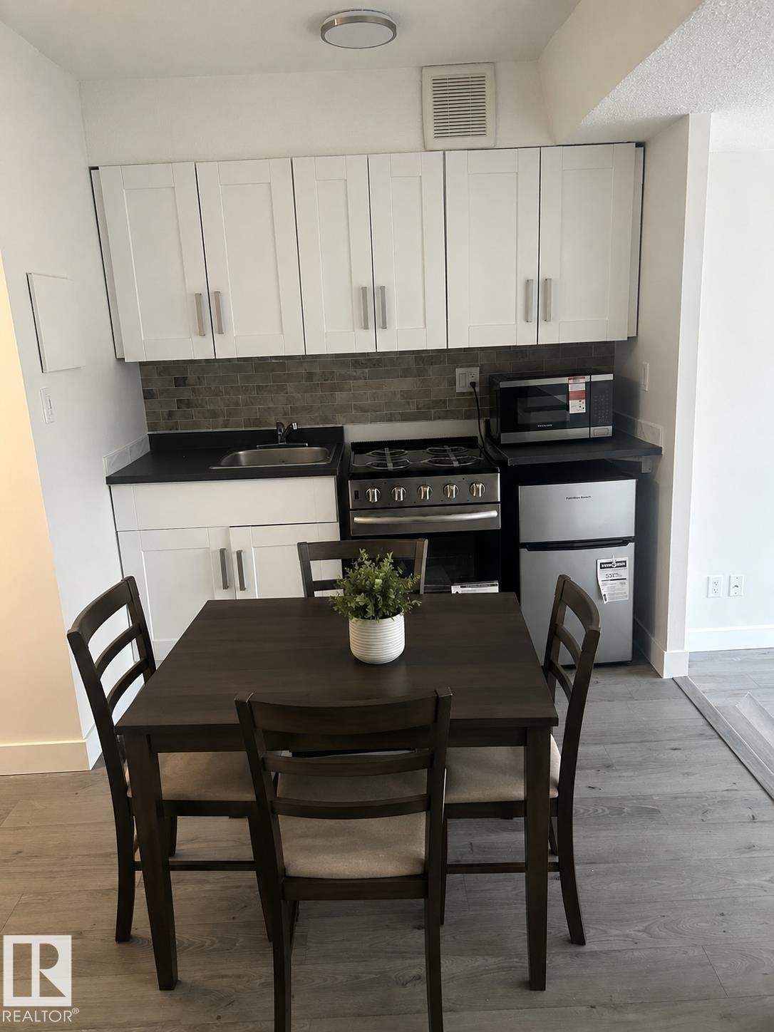#422 10160 114 St Nw Nw, Edmonton, AB - Indoor