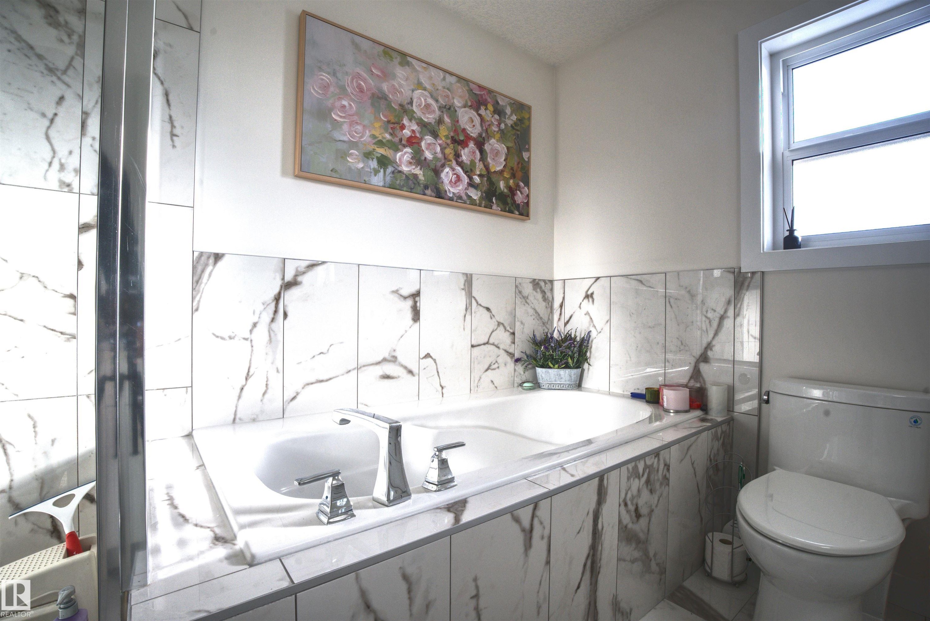 8904 217 Street, Edmonton, AB - Indoor Photo Showing Bathroom