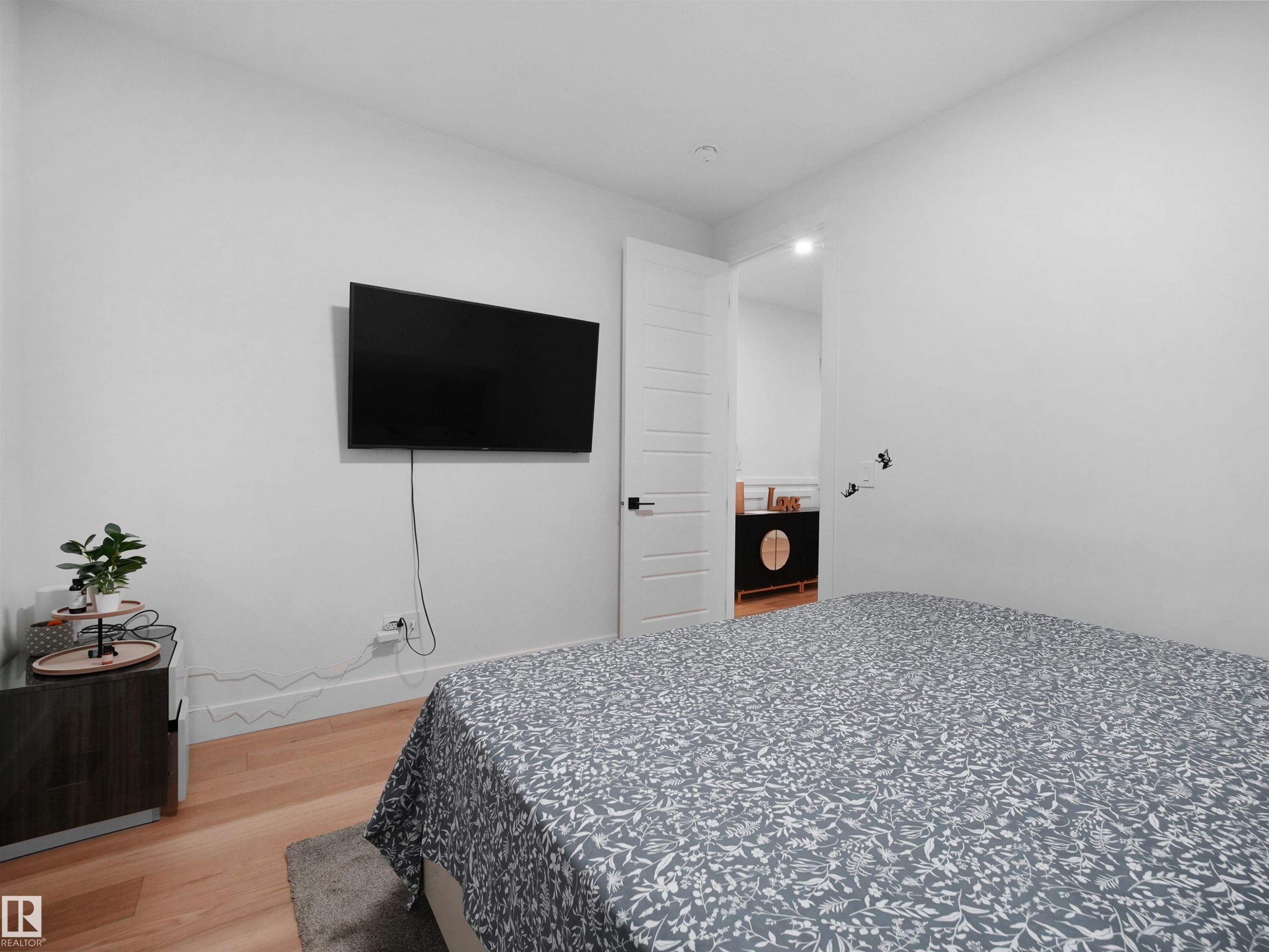 2928 1 Avenue, Edmonton, AB - Indoor Photo Showing Bedroom
