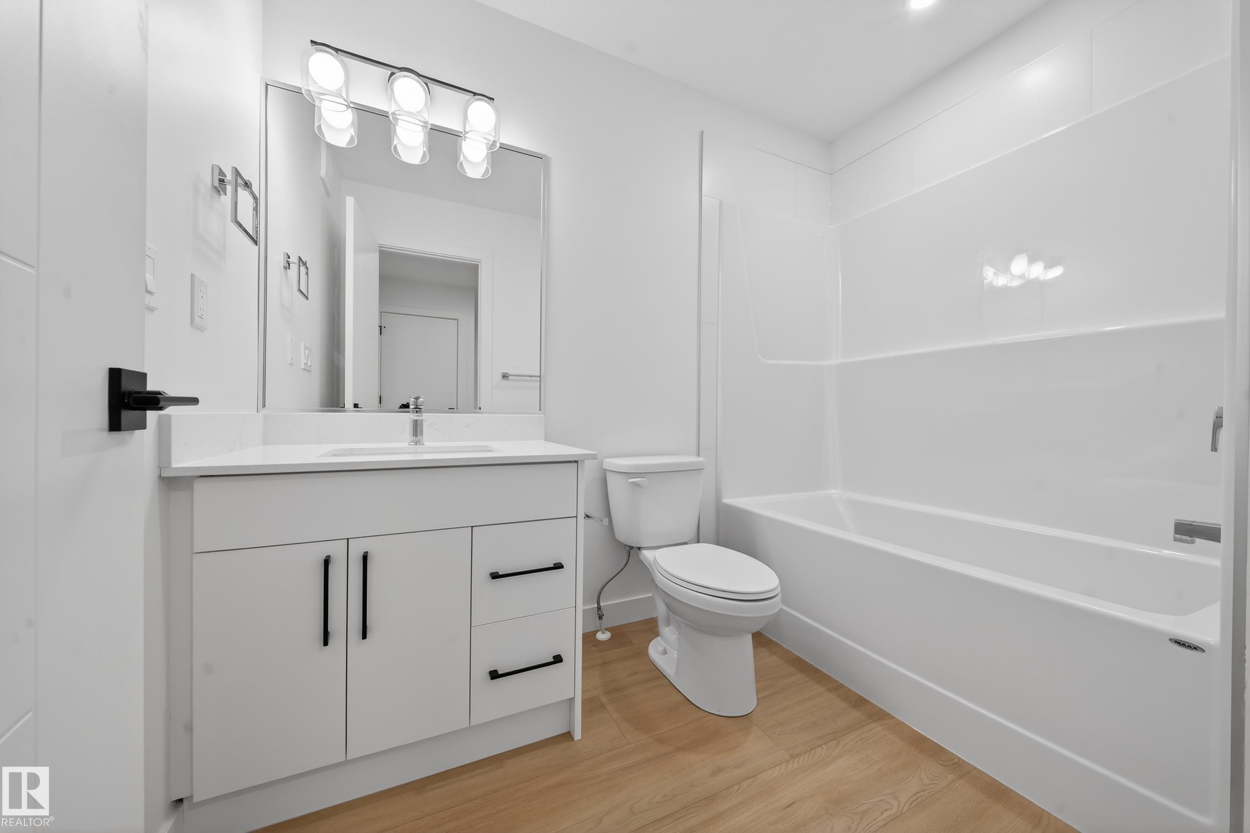 3736 Erlanger Drive, Edmonton, AB - Indoor Photo Showing Bathroom