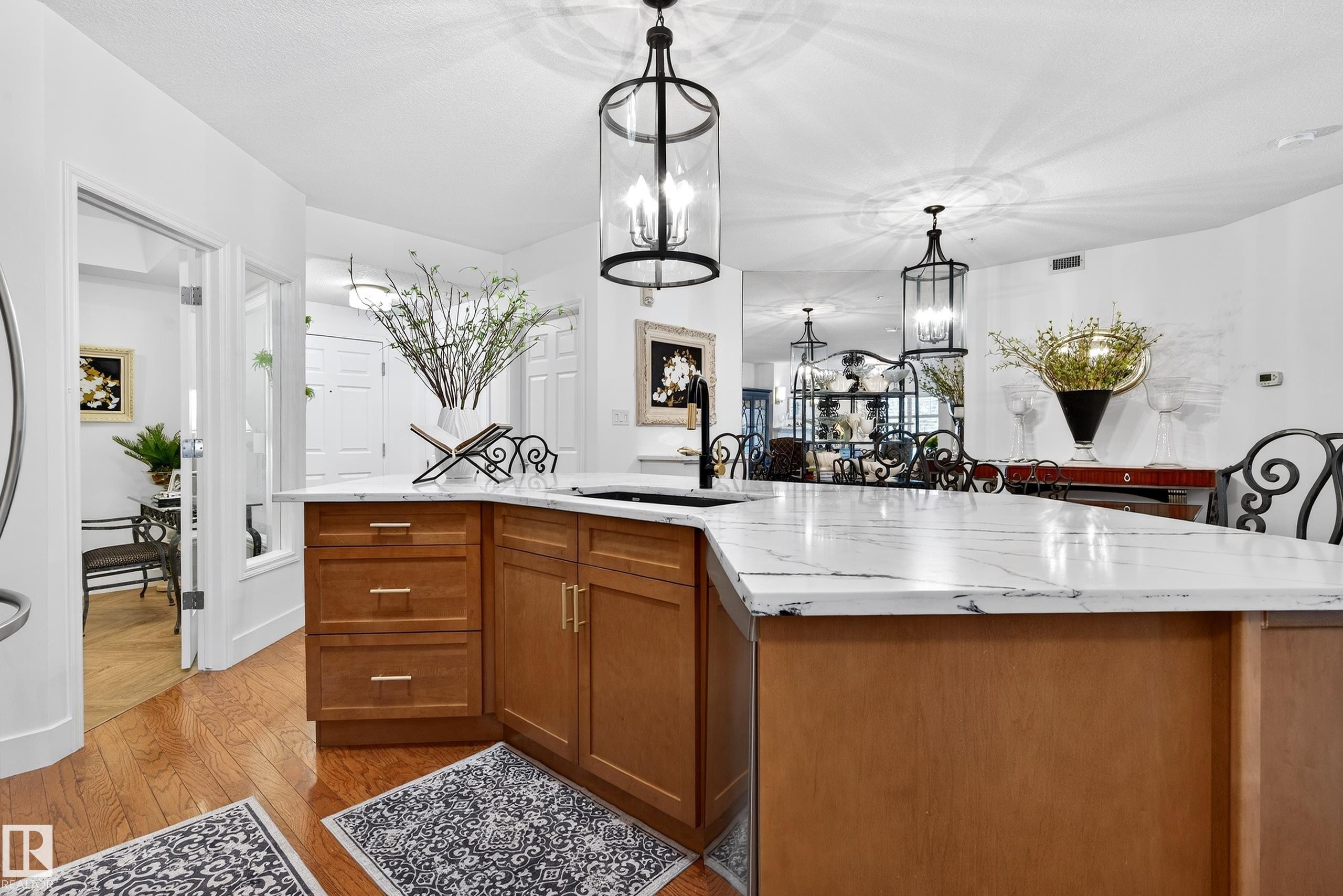 103 9811 96A Street, Edmonton, AB - Indoor