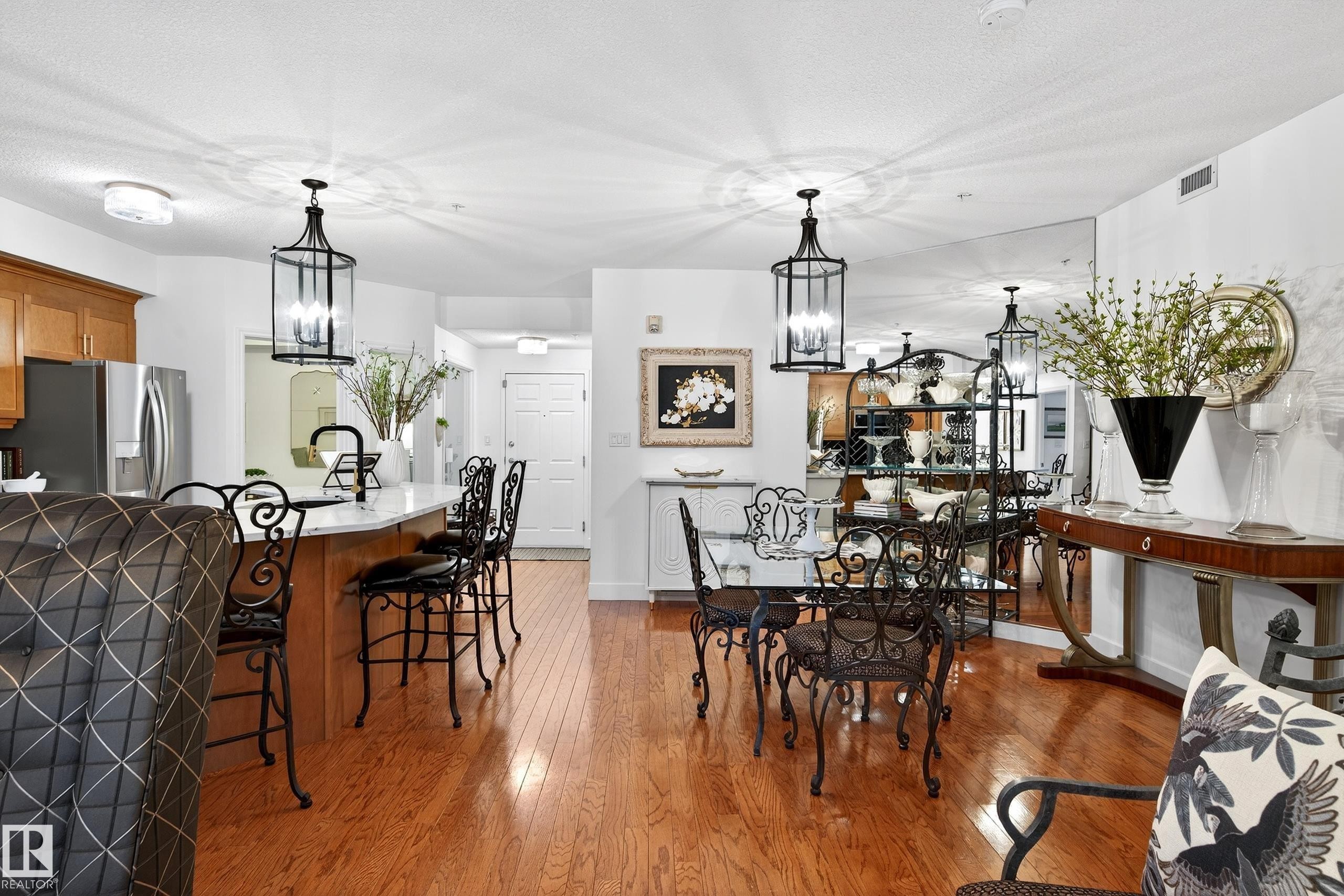 103 9811 96A Street, Edmonton, AB - Indoor Photo Showing Dining Room