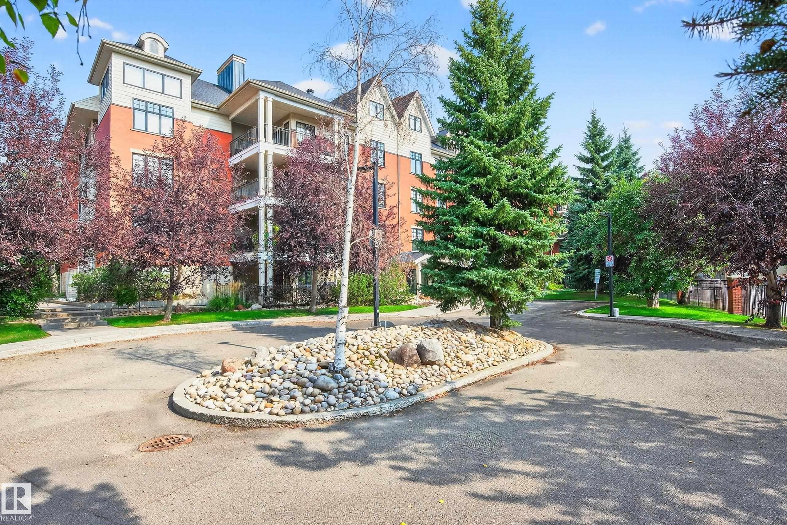 103 9811 96A Street, Edmonton, AB - Outdoor