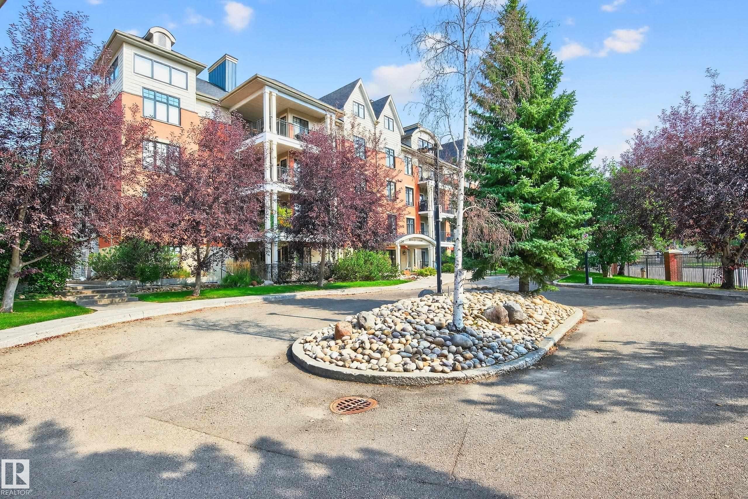 103 9811 96A Street, Edmonton, AB - Outdoor