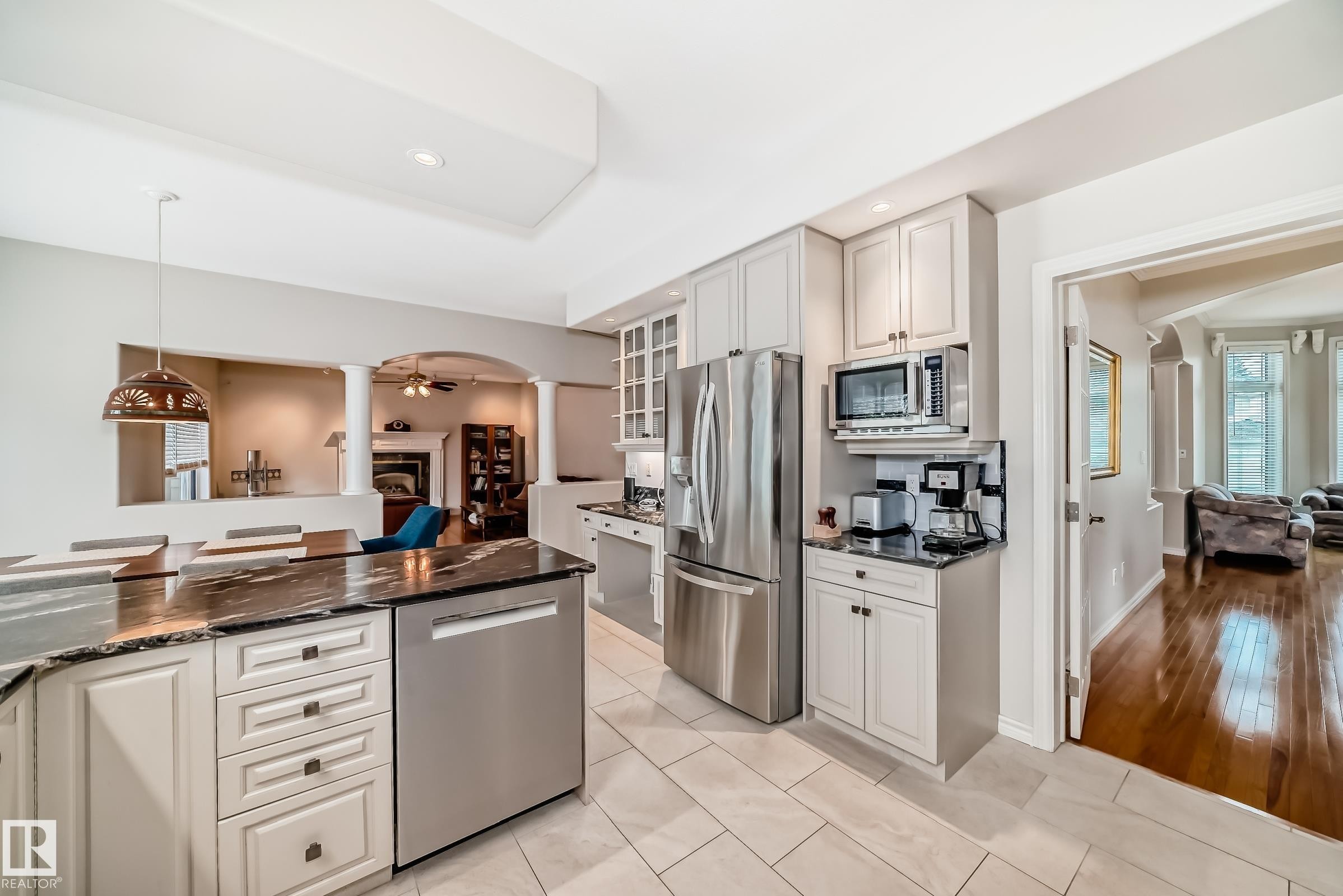 946 Wallbridge Place, Edmonton, AB - Indoor Photo Showing Kitchen