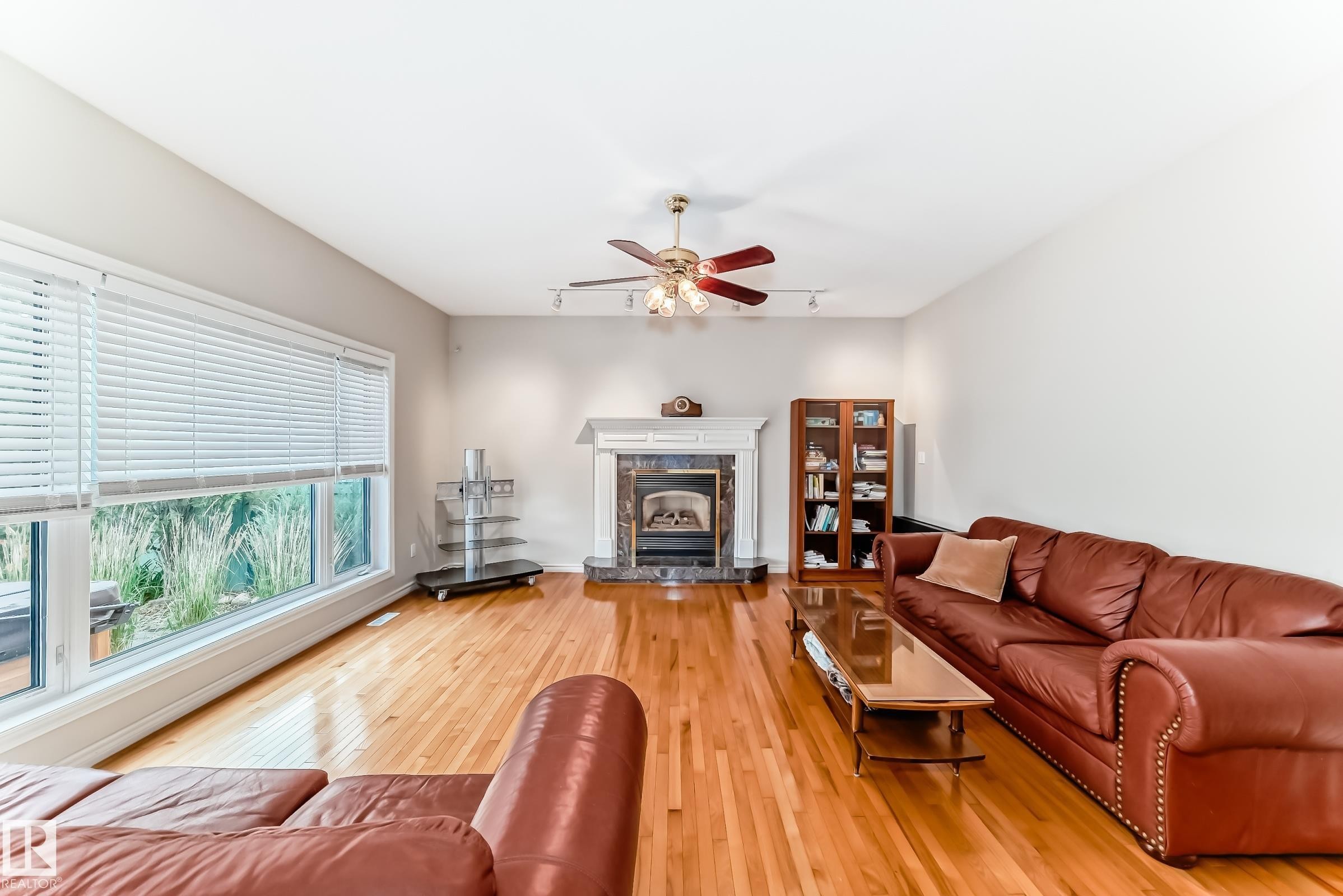 946 Wallbridge Place, Edmonton, AB - Indoor Photo Showing Living Room With Fireplace