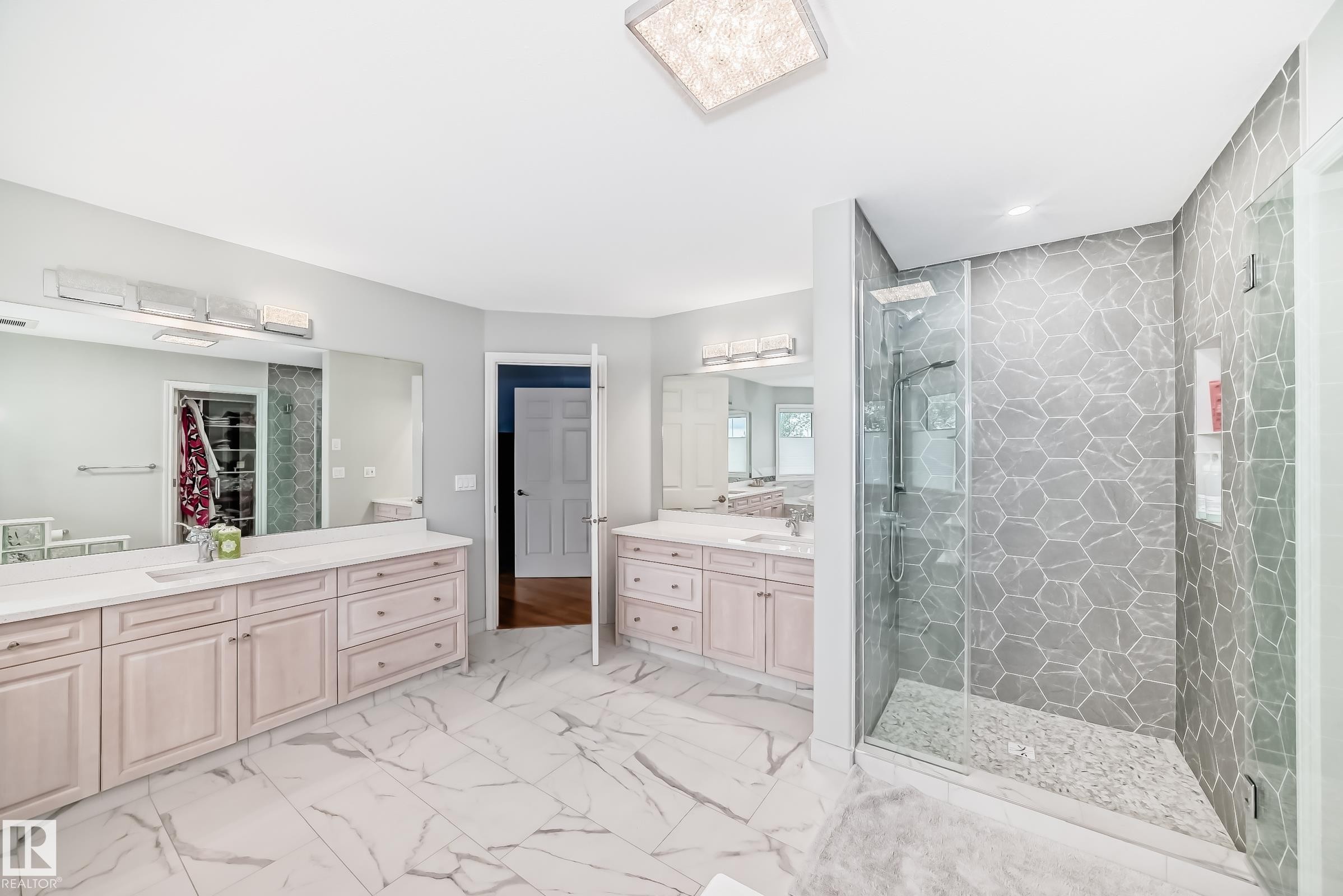 946 Wallbridge Place, Edmonton, AB - Indoor Photo Showing Bathroom