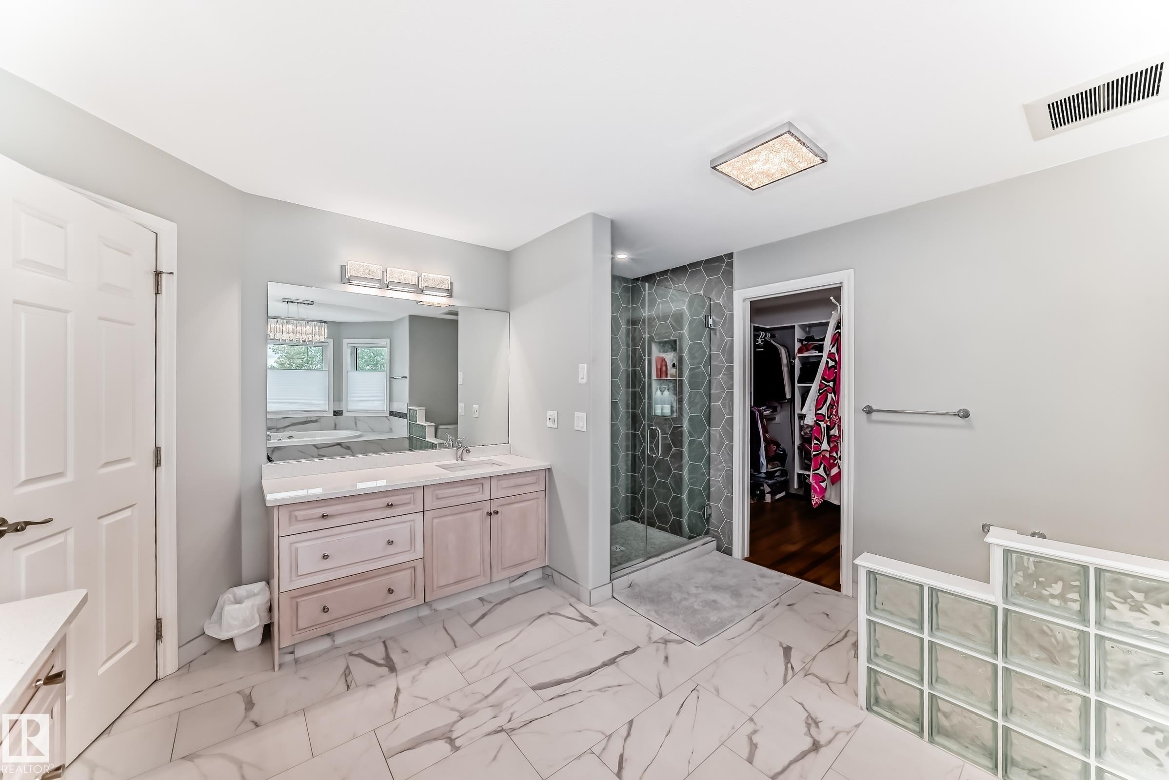 946 Wallbridge Place, Edmonton, AB - Indoor Photo Showing Bathroom