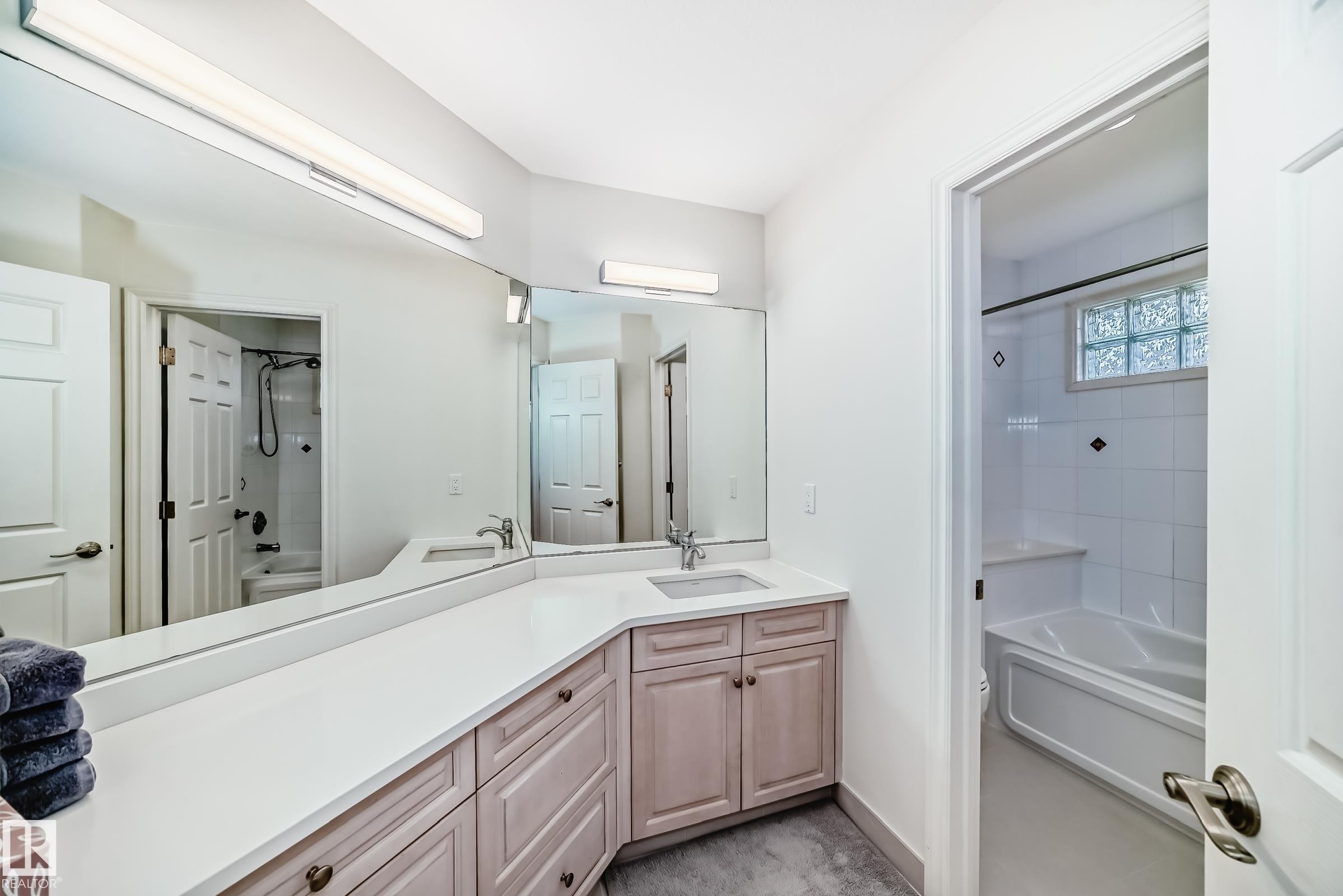 946 Wallbridge Place, Edmonton, AB - Indoor Photo Showing Bathroom
