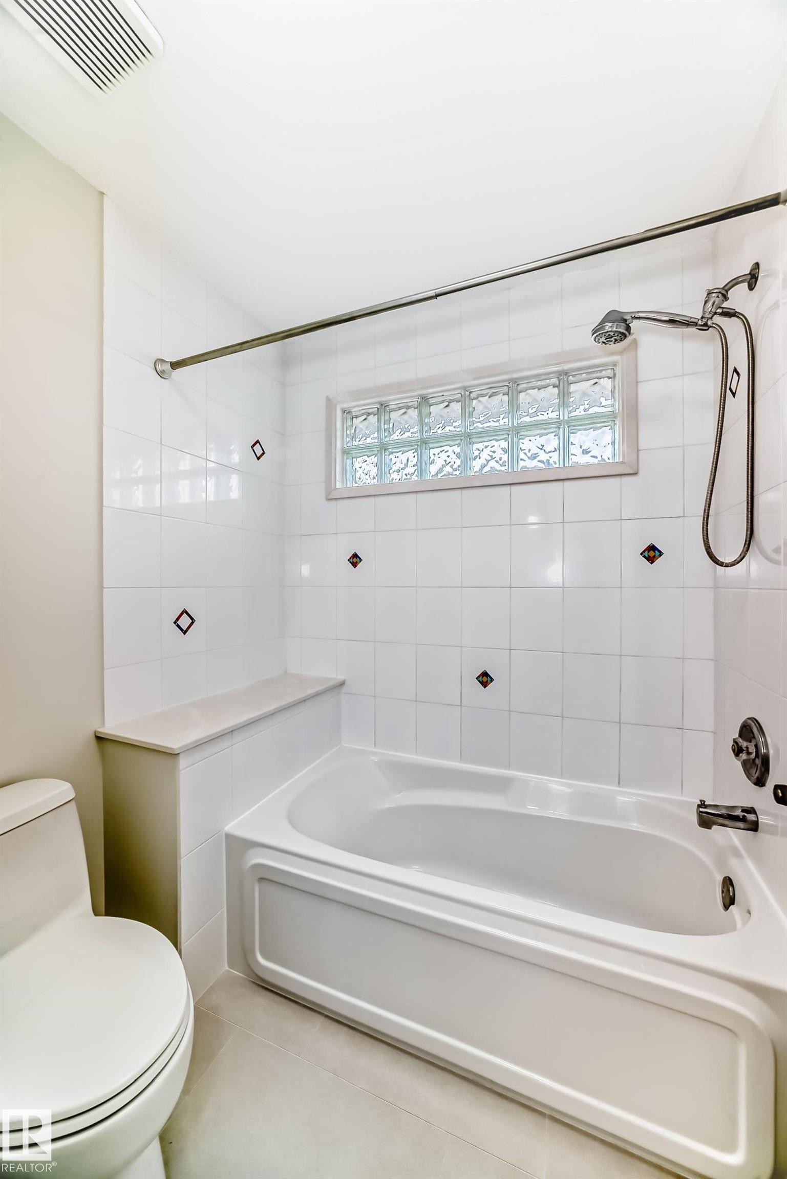 946 Wallbridge Place, Edmonton, AB - Indoor Photo Showing Bathroom