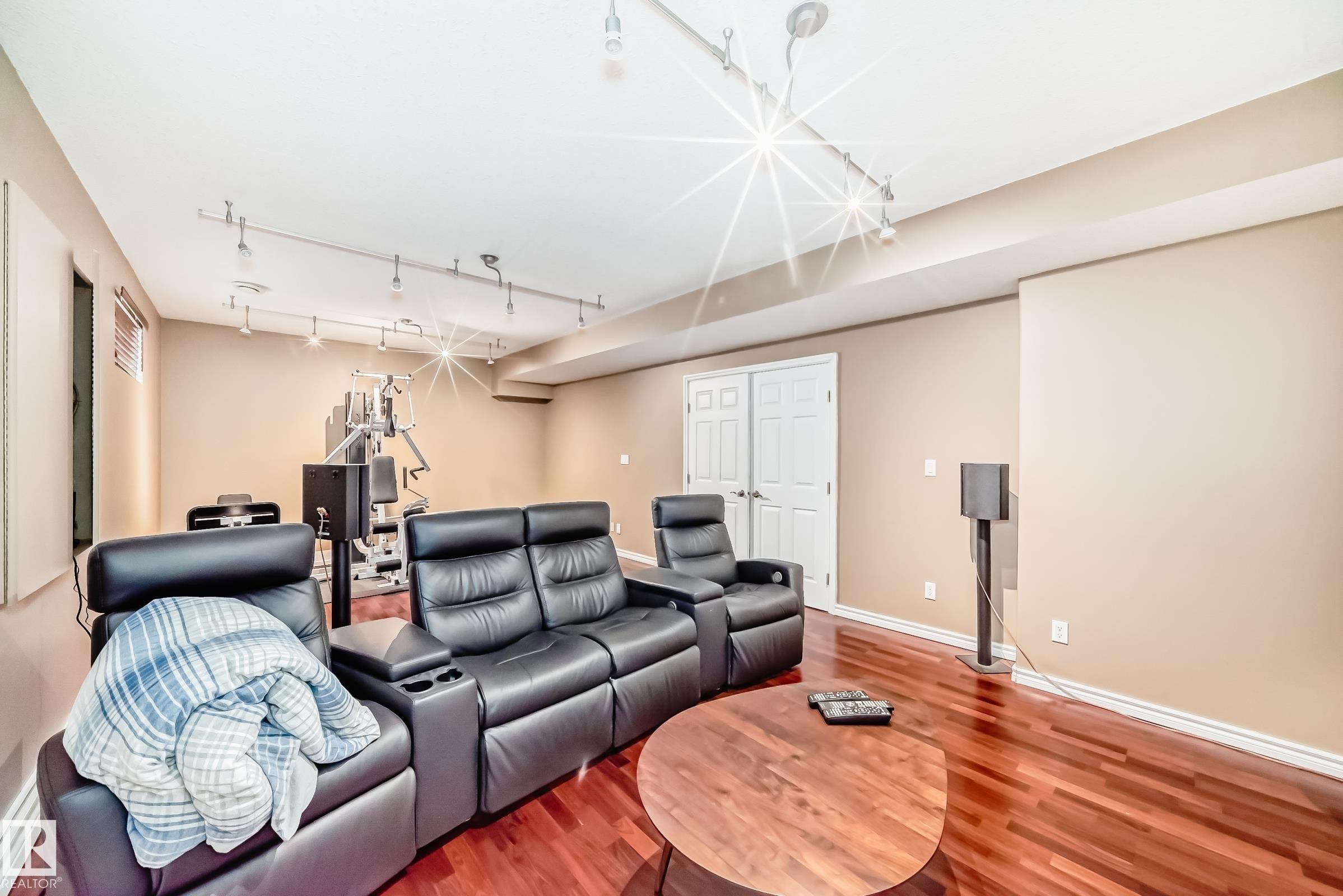 946 Wallbridge Place, Edmonton, AB - Indoor Photo Showing Living Room