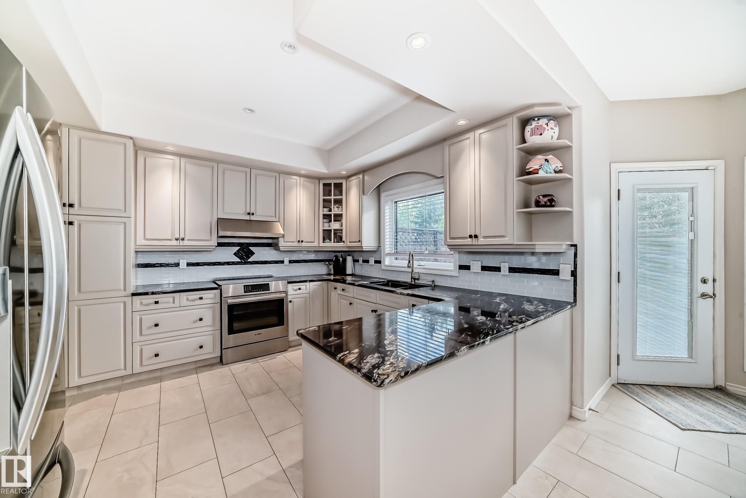 946 Wallbridge Place, Edmonton, AB - Indoor Photo Showing Kitchen