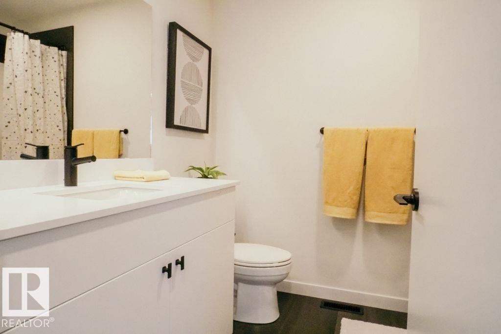 7365 Klapstein Crescent, Edmonton, AB - Indoor Photo Showing Bathroom