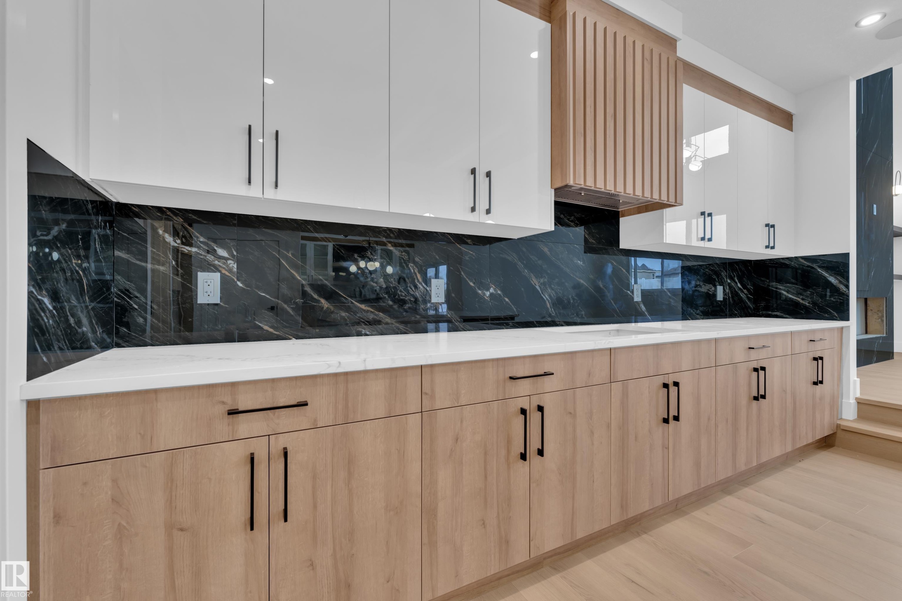 Dual tone kitchen featuring backsplash, two tone cabinets, and modern cabinets - 733 Astoria Way, Devon, AB - Indoor Photo Showing Kitchen