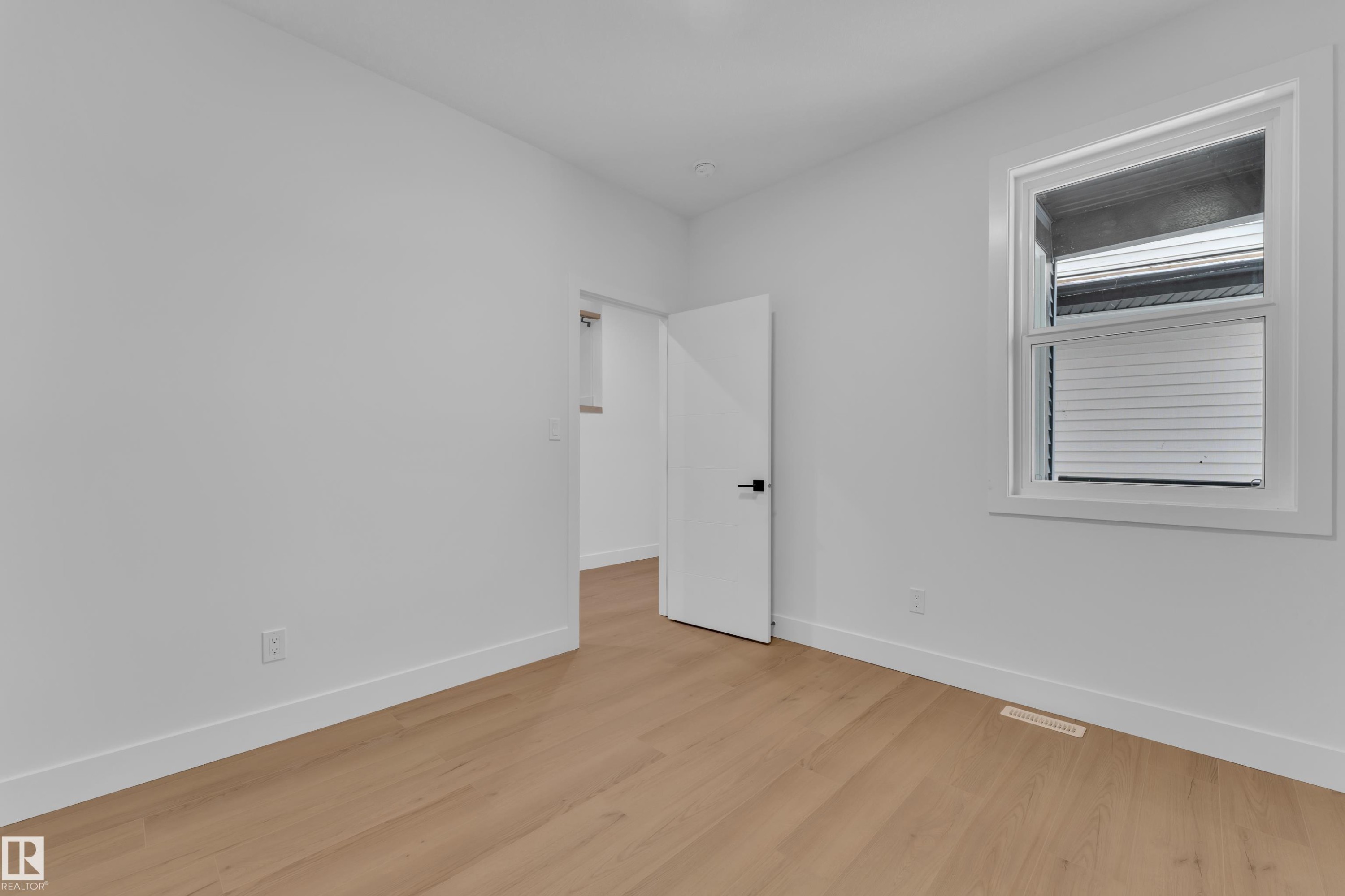 Spare room featuring baseboards and light wood-type flooring - 733 Astoria Way, Devon, AB - Indoor Photo Showing Other Room