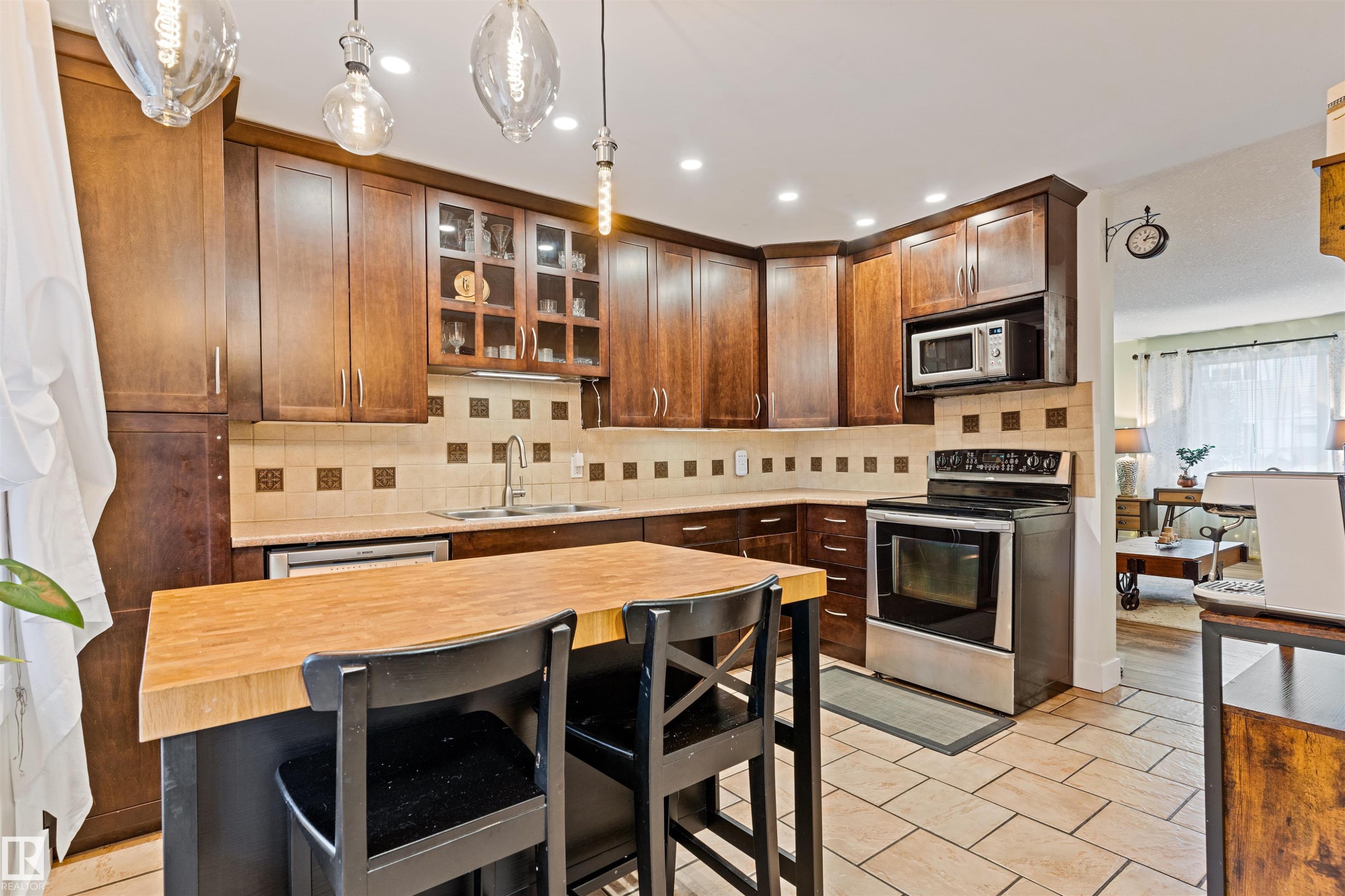 7923 178 Street, Edmonton, AB - Indoor Photo Showing Kitchen With Stainless Steel Kitchen With Double Sink